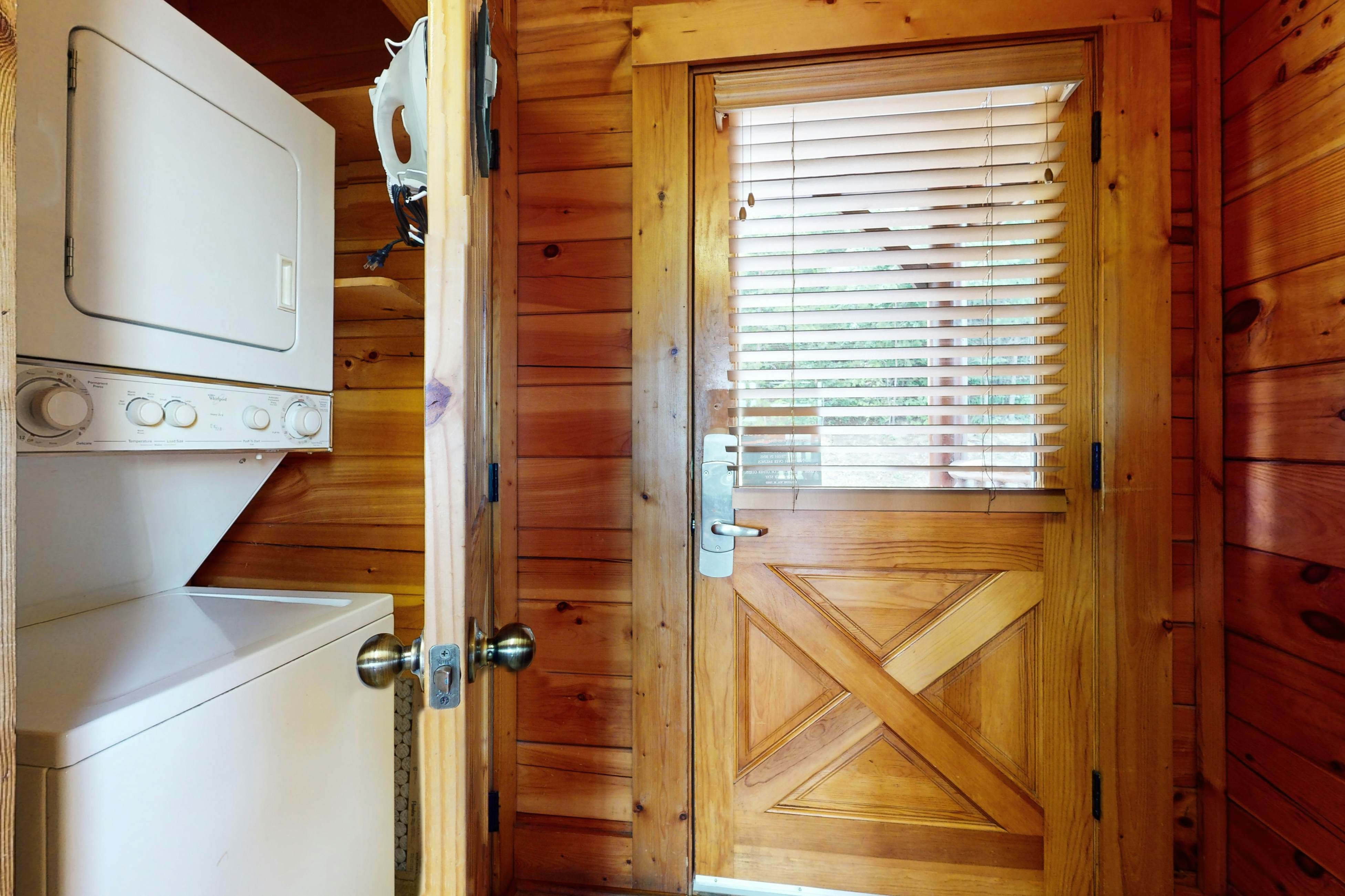 Resort cabin w/ Free Attraction Tickets,  Hot Tub & home theater