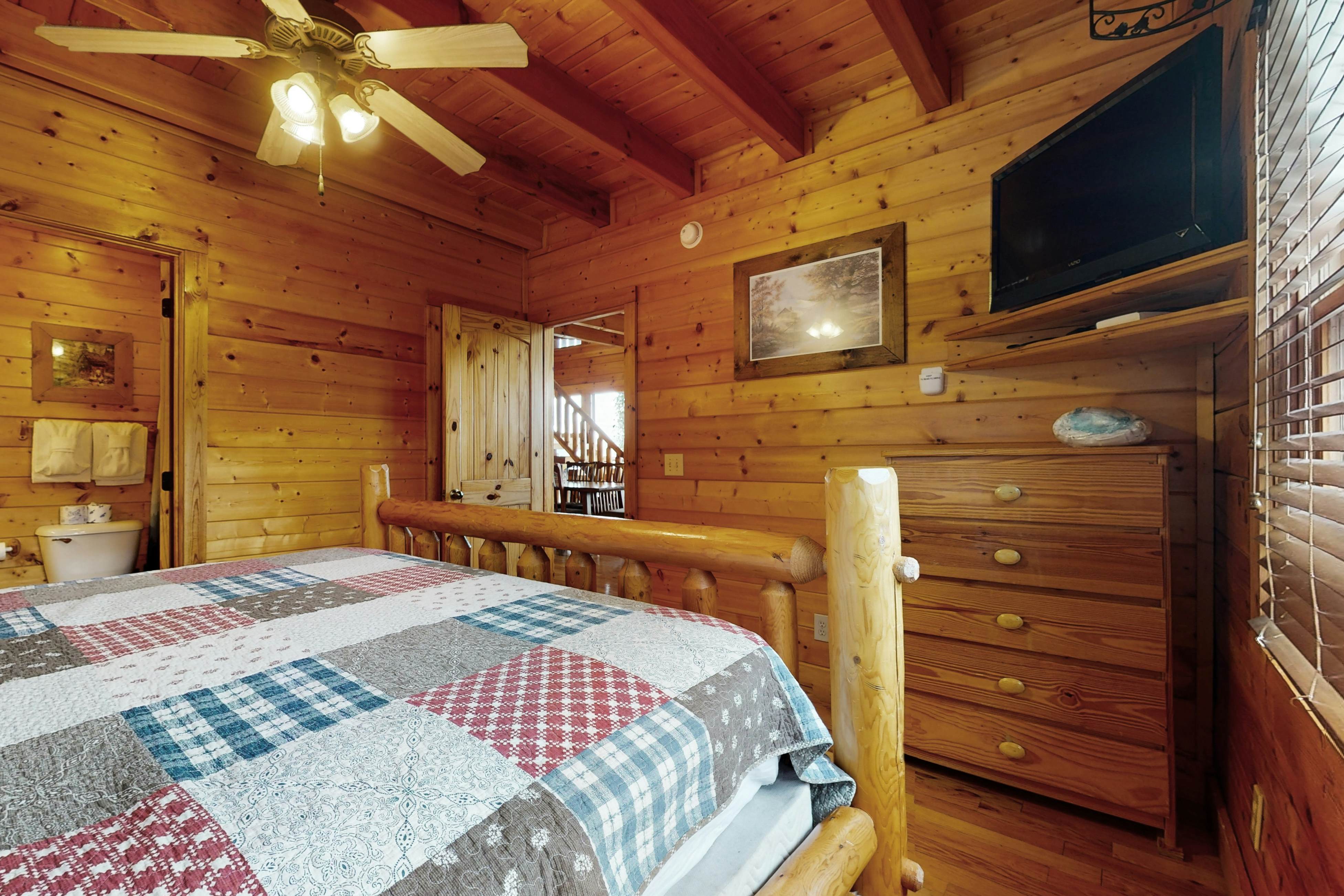 Resort cabin w/ Free Attraction Tickets,  Hot Tub & home theater
