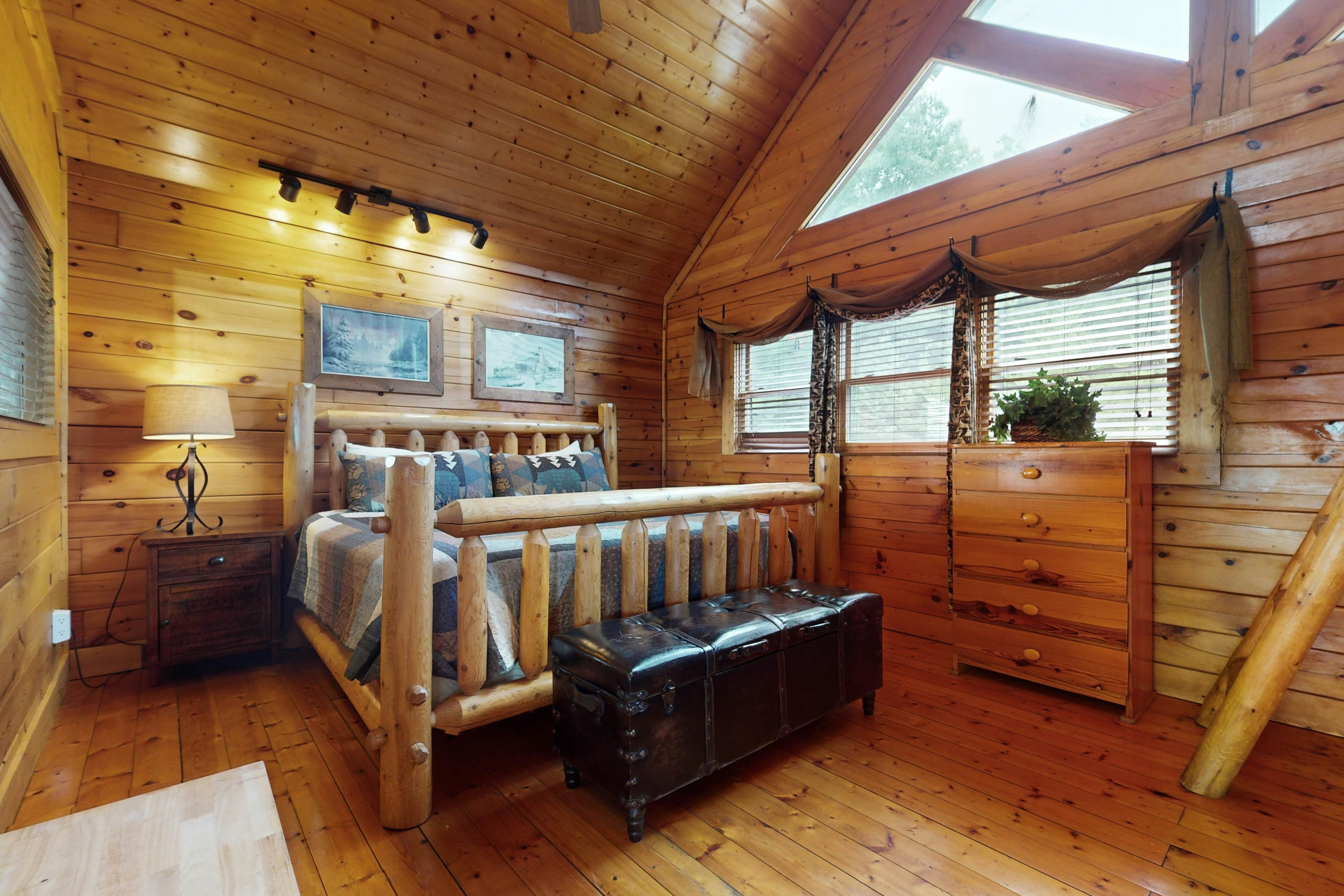 Resort cabin w/ Free Attraction Tickets,  Hot Tub & home theater