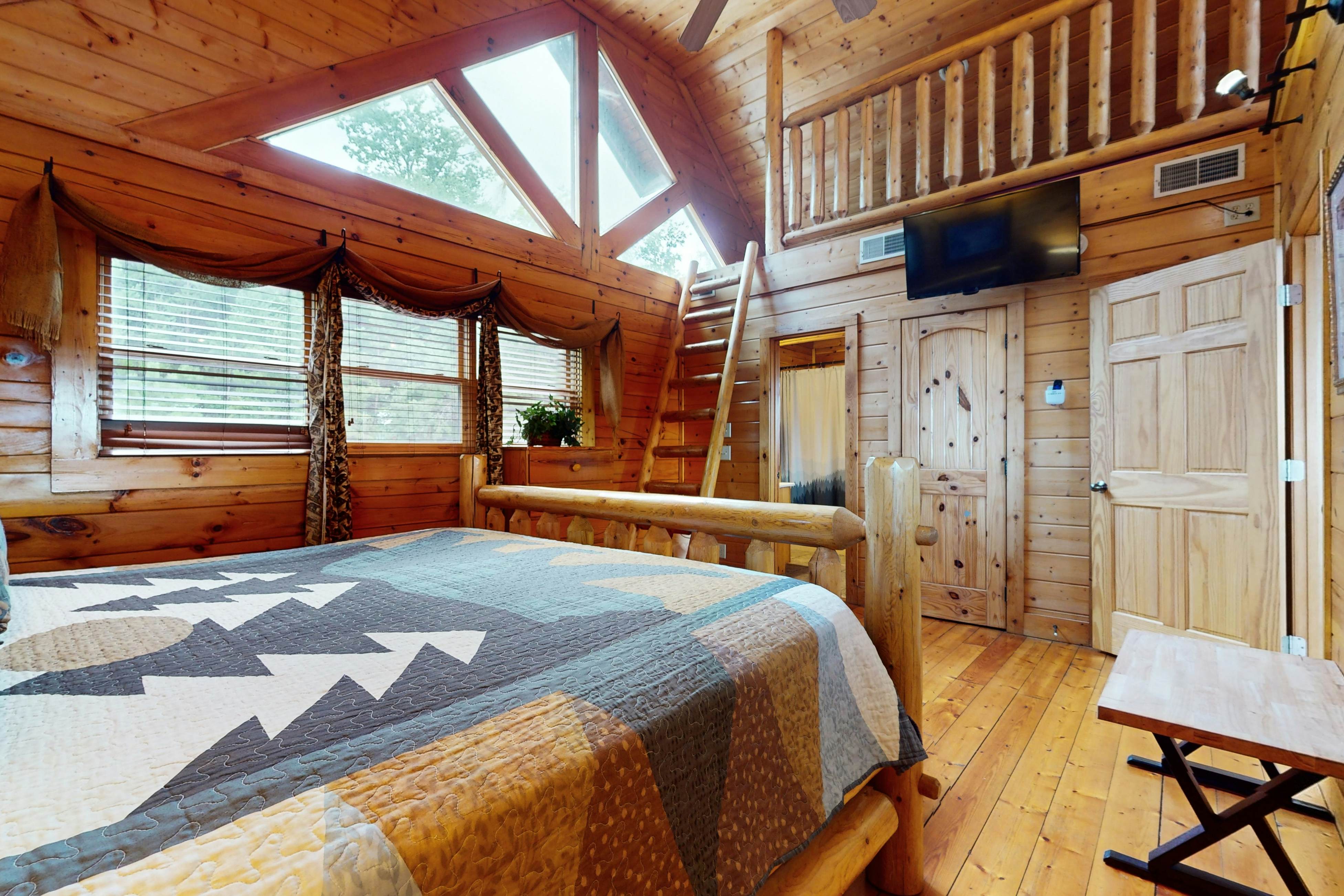 Resort cabin w/ Free Attraction Tickets,  Hot Tub & home theater