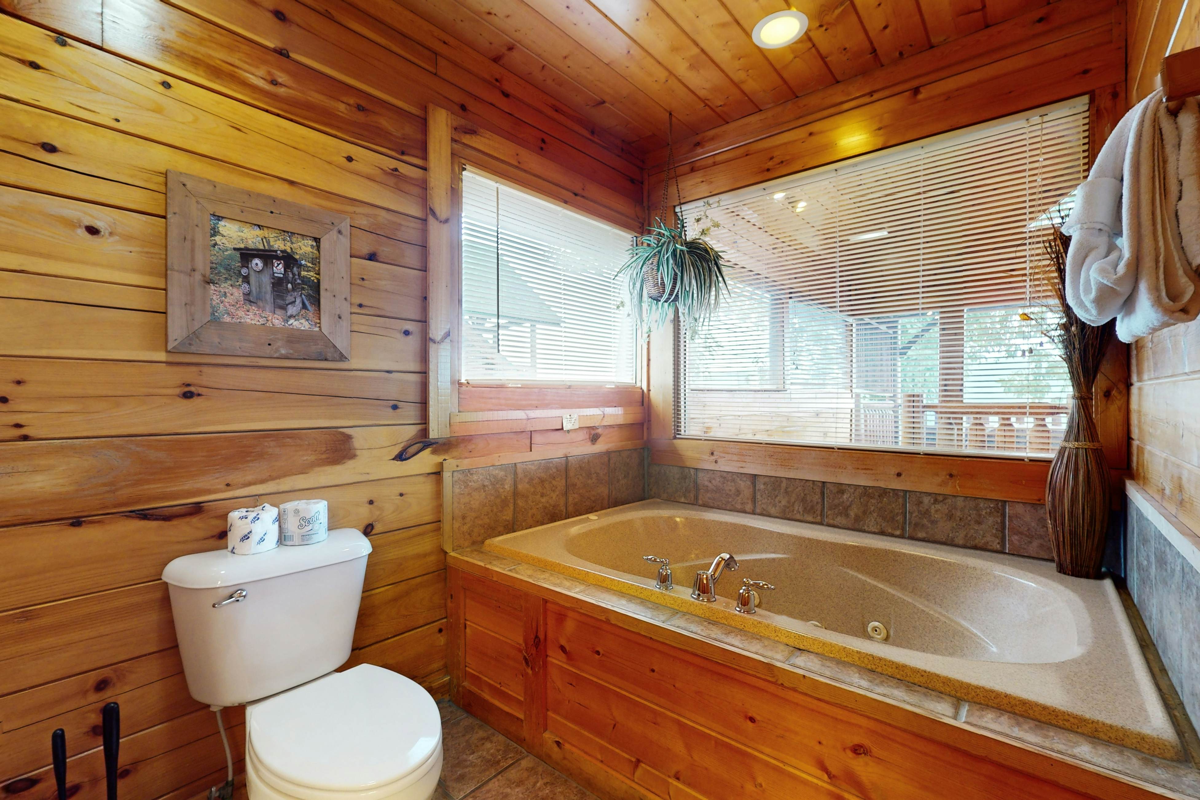 Resort cabin w/ Free Attraction Tickets,  Hot Tub & home theater