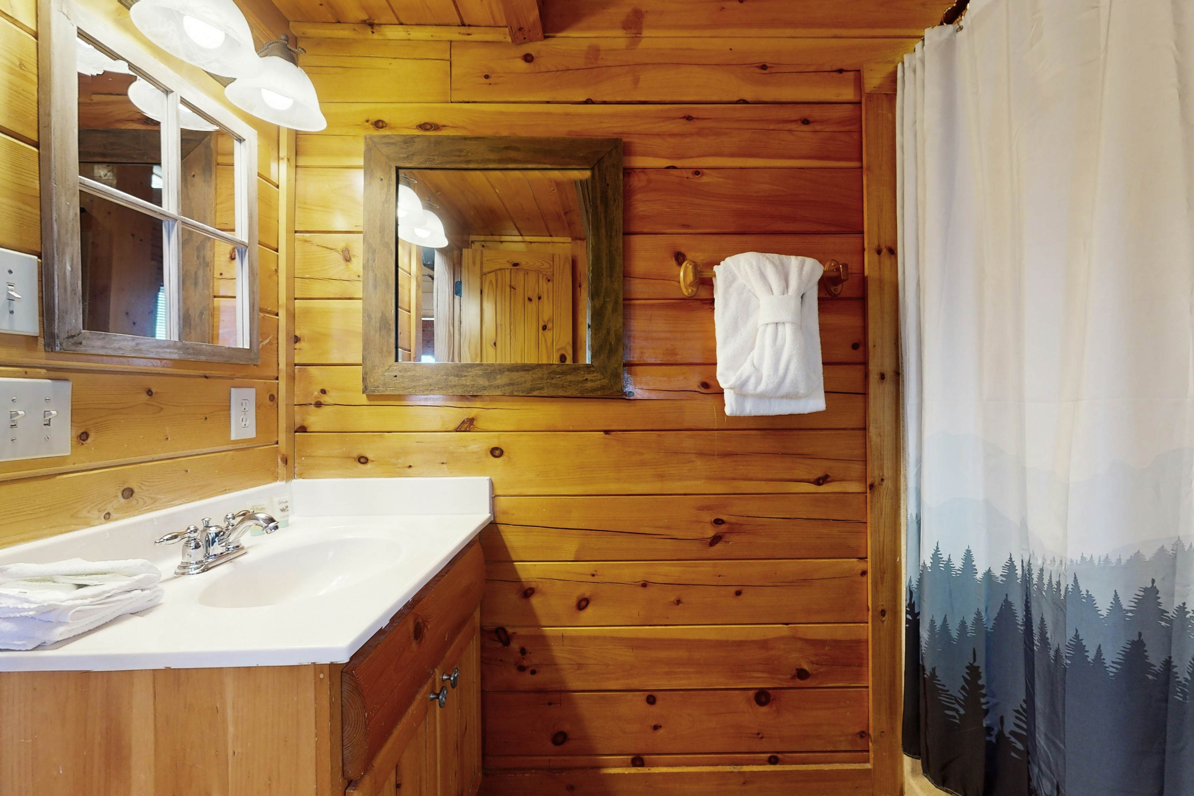 Resort cabin w/ Free Attraction Tickets,  Hot Tub & home theater