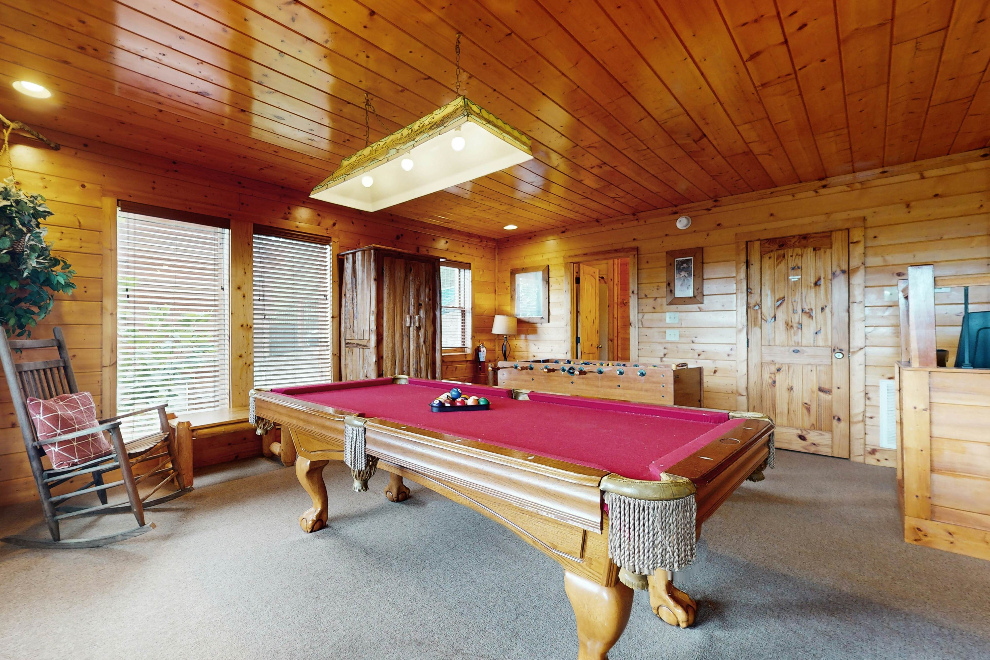 Resort cabin w/ Free Attraction Tickets,  Hot Tub & home theater