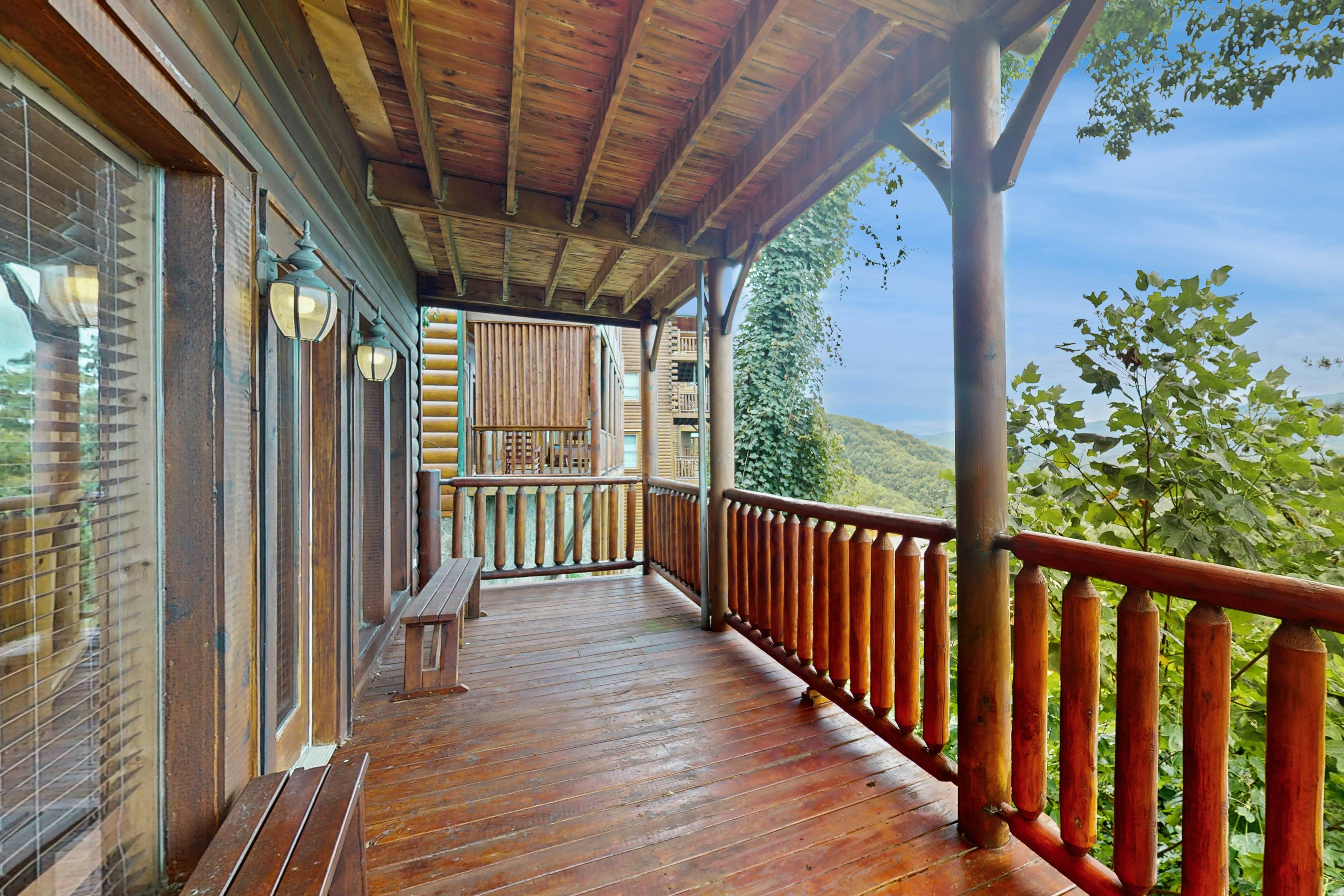 Resort cabin w/ Free Attraction Tickets,  Hot Tub & home theater