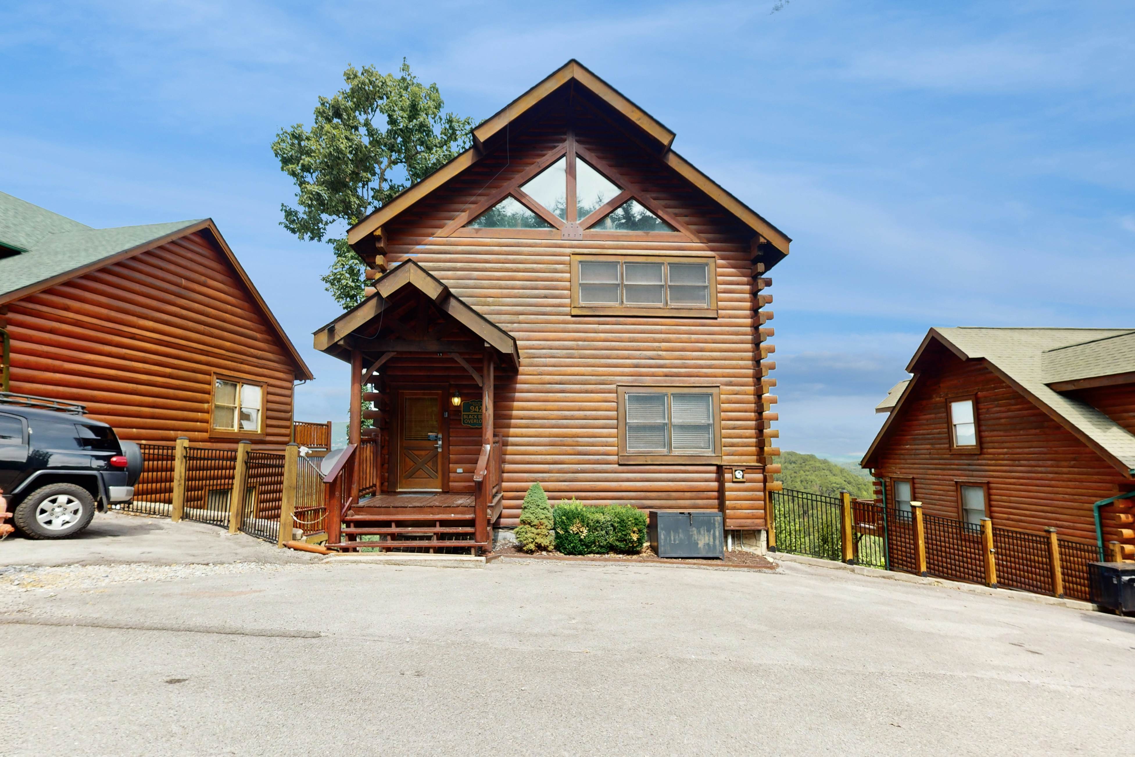 Resort cabin w/ Free Attraction Tickets,  Hot Tub & home theater