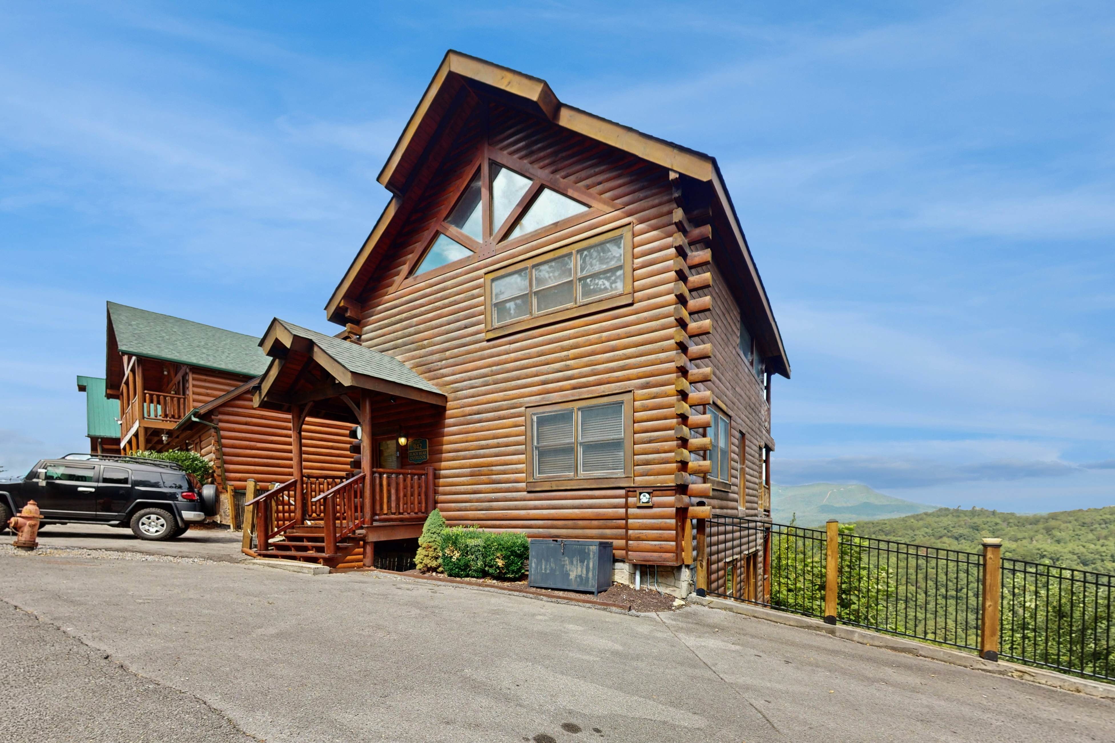 Resort cabin w/ Free Attraction Tickets,  Hot Tub & home theater