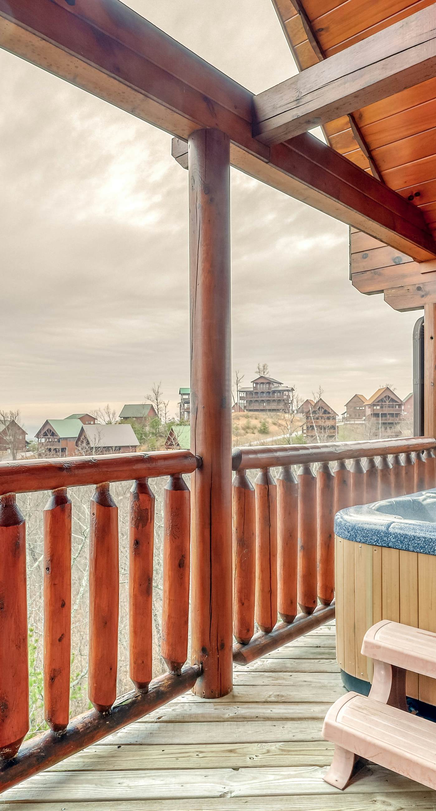 2 Story Homey Cabin, Sleeps 6, Hot Tub, Shared Pool