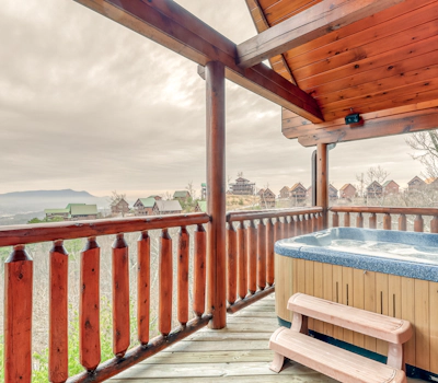 2 Story Homey Cabin, Sleeps 6, Hot Tub, Shared Pool