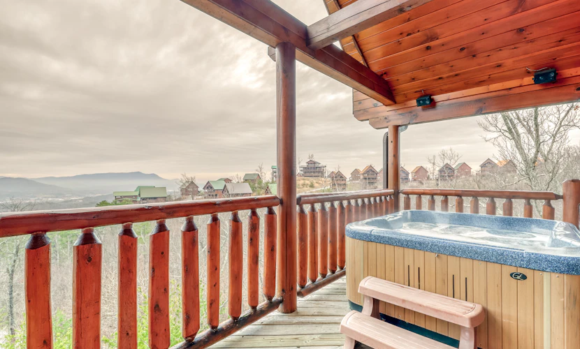 2 Story Homey Cabin, Sleeps 6, Hot Tub, Shared Pool