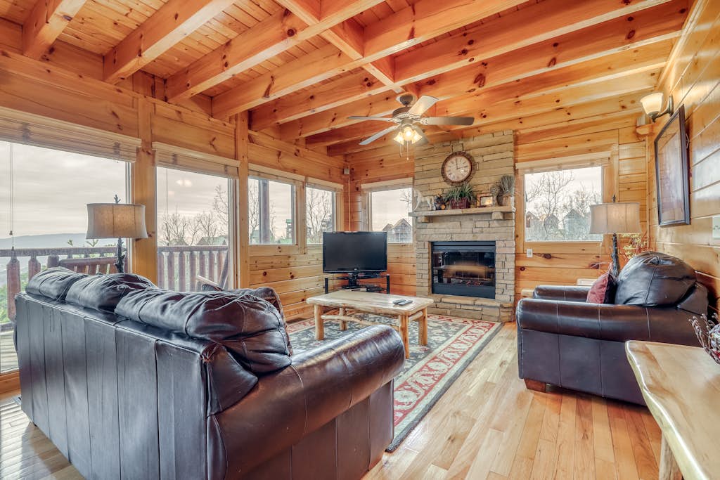 2 Story Homey Cabin, Sleeps 6, Hot Tub, Shared Pool