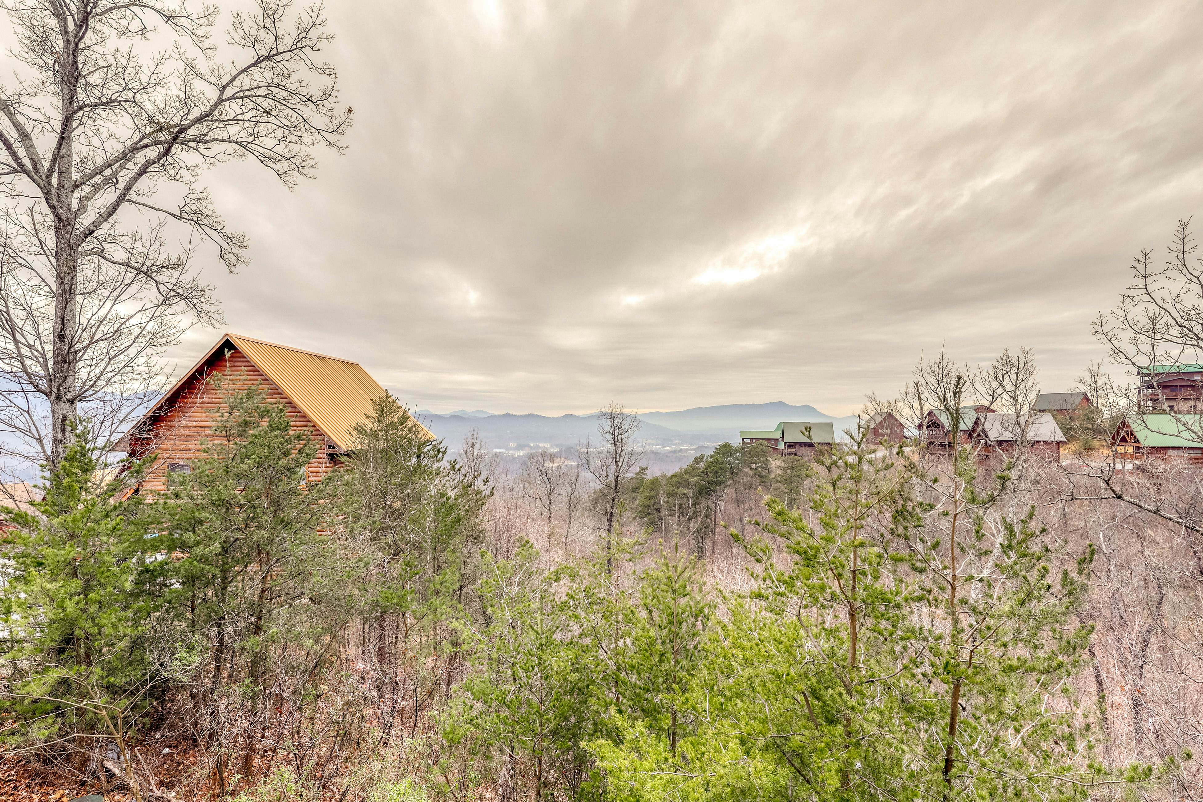 Two-story cabin w/ Free Attraction Tickets, hot tub, community pool, & views
