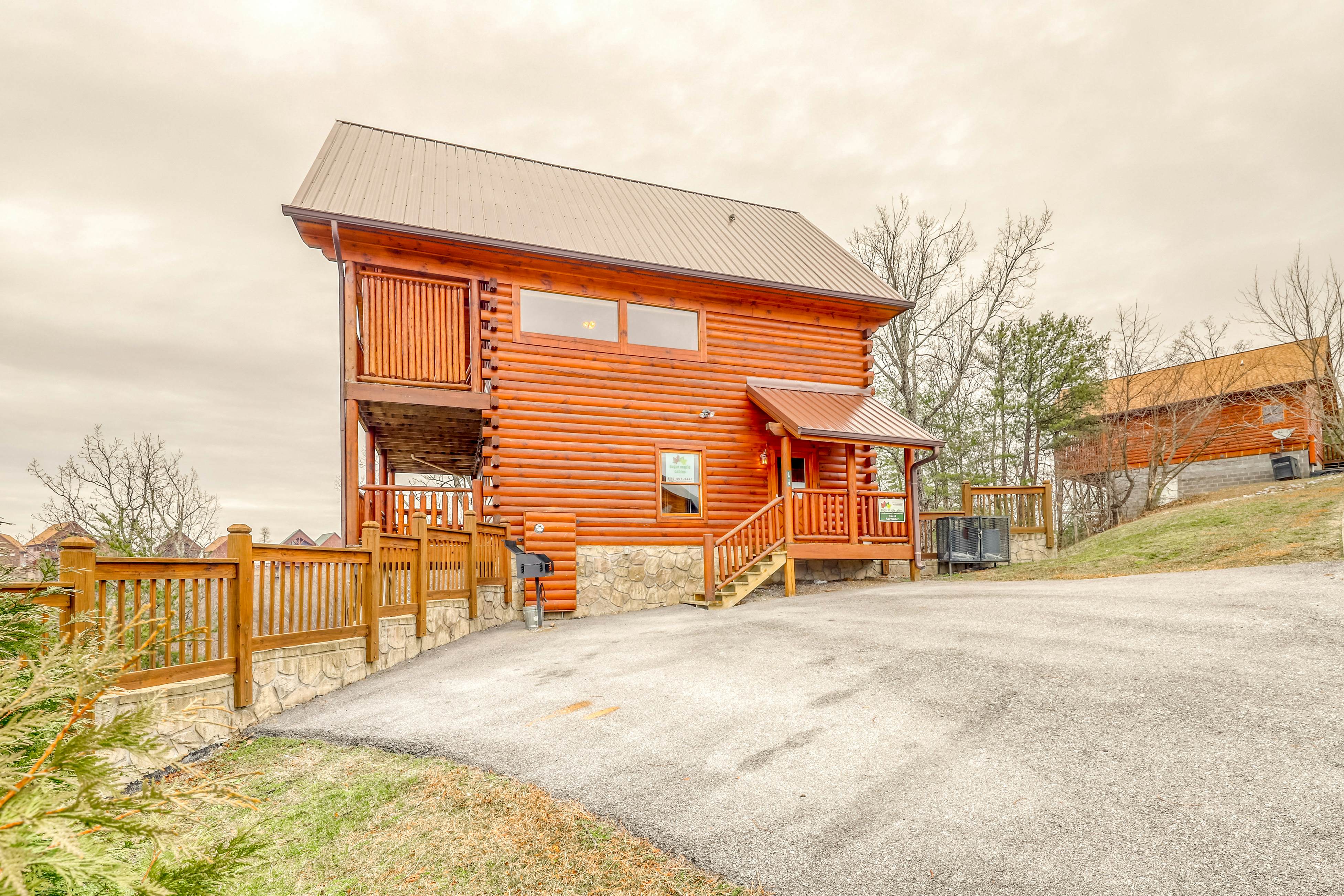 Two-story cabin w/ Free Attraction Tickets, hot tub, community pool, & views