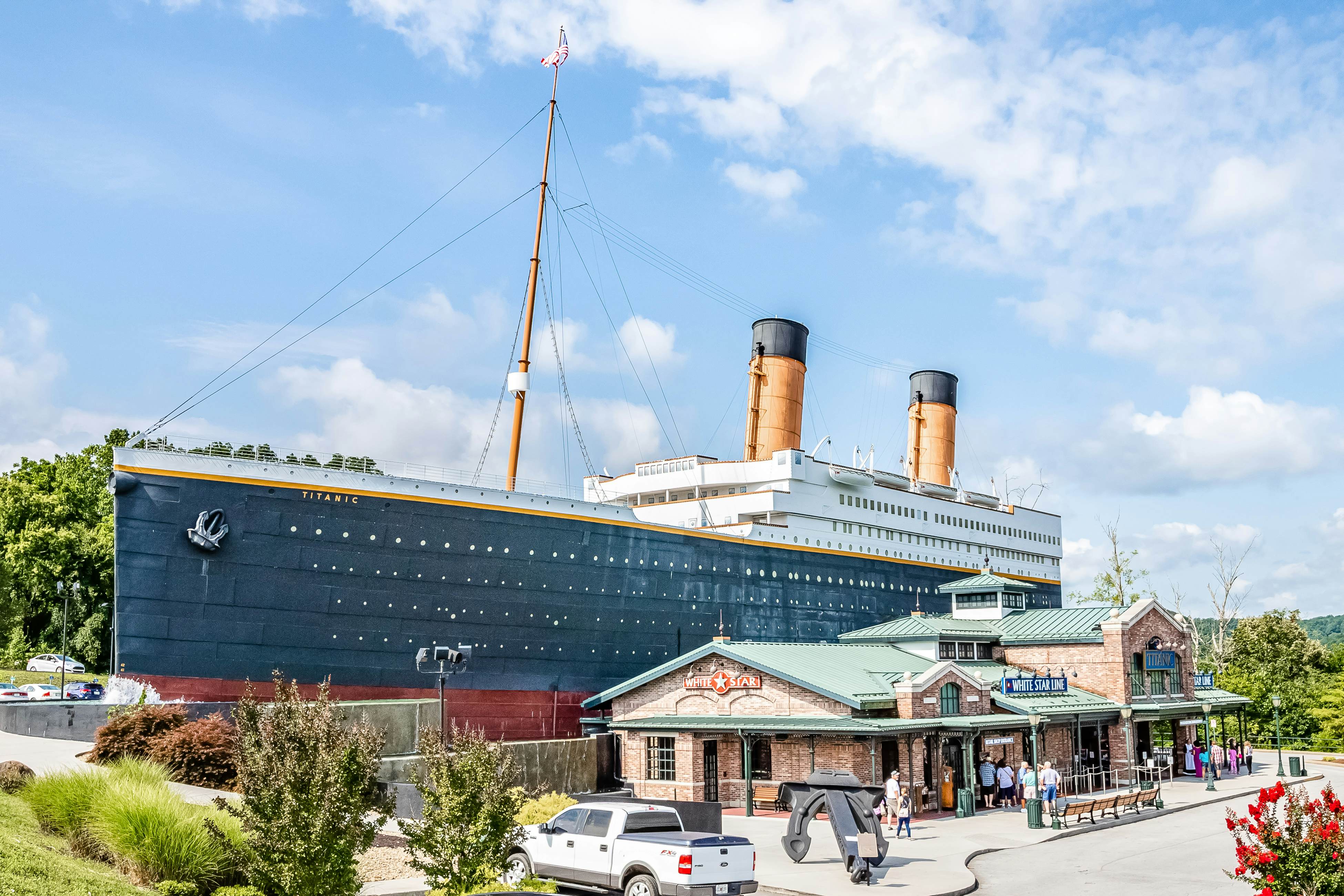 Two-story cabin w/ Free Attraction Tickets, hot tub, community pool, & views