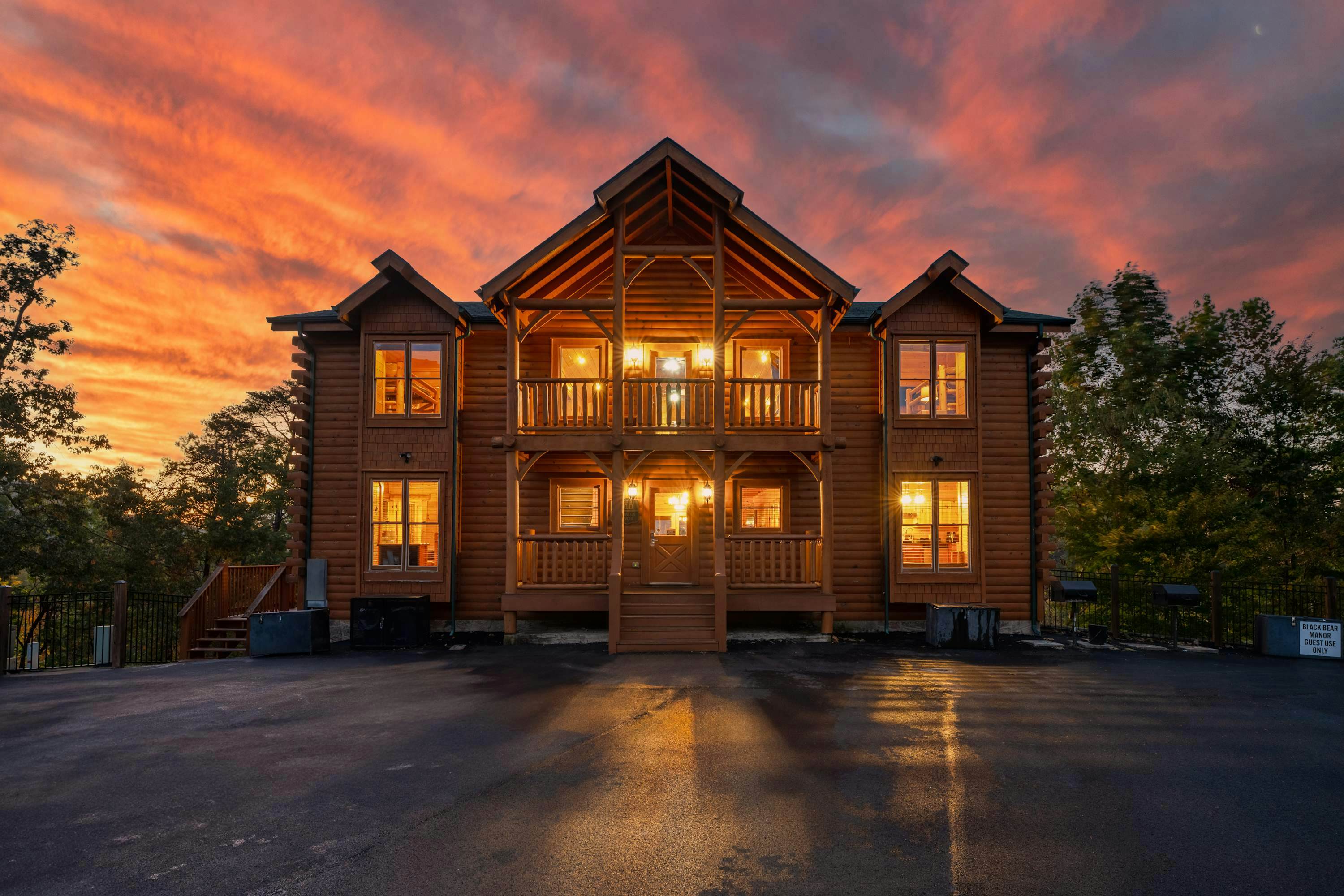 Lodge Sleeps 60 people, with Two Hot Tubs, Game Room & Shared Pool - Free Attraction Tickets