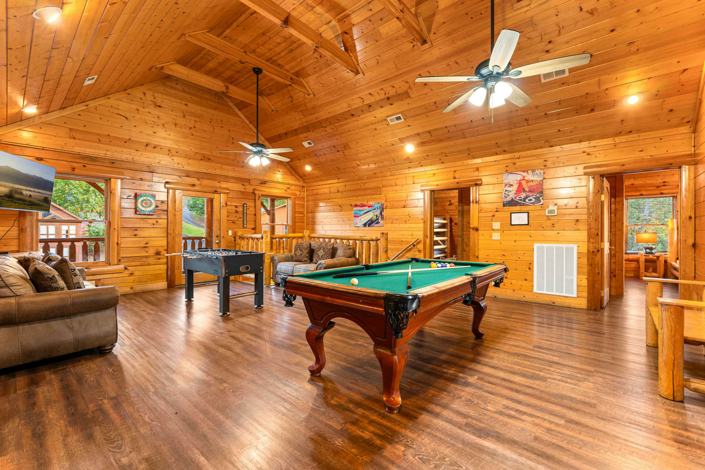 Lodge Sleeps 60 people, with Two Hot Tubs, Game Room & Shared Pool - Free Attraction Tickets