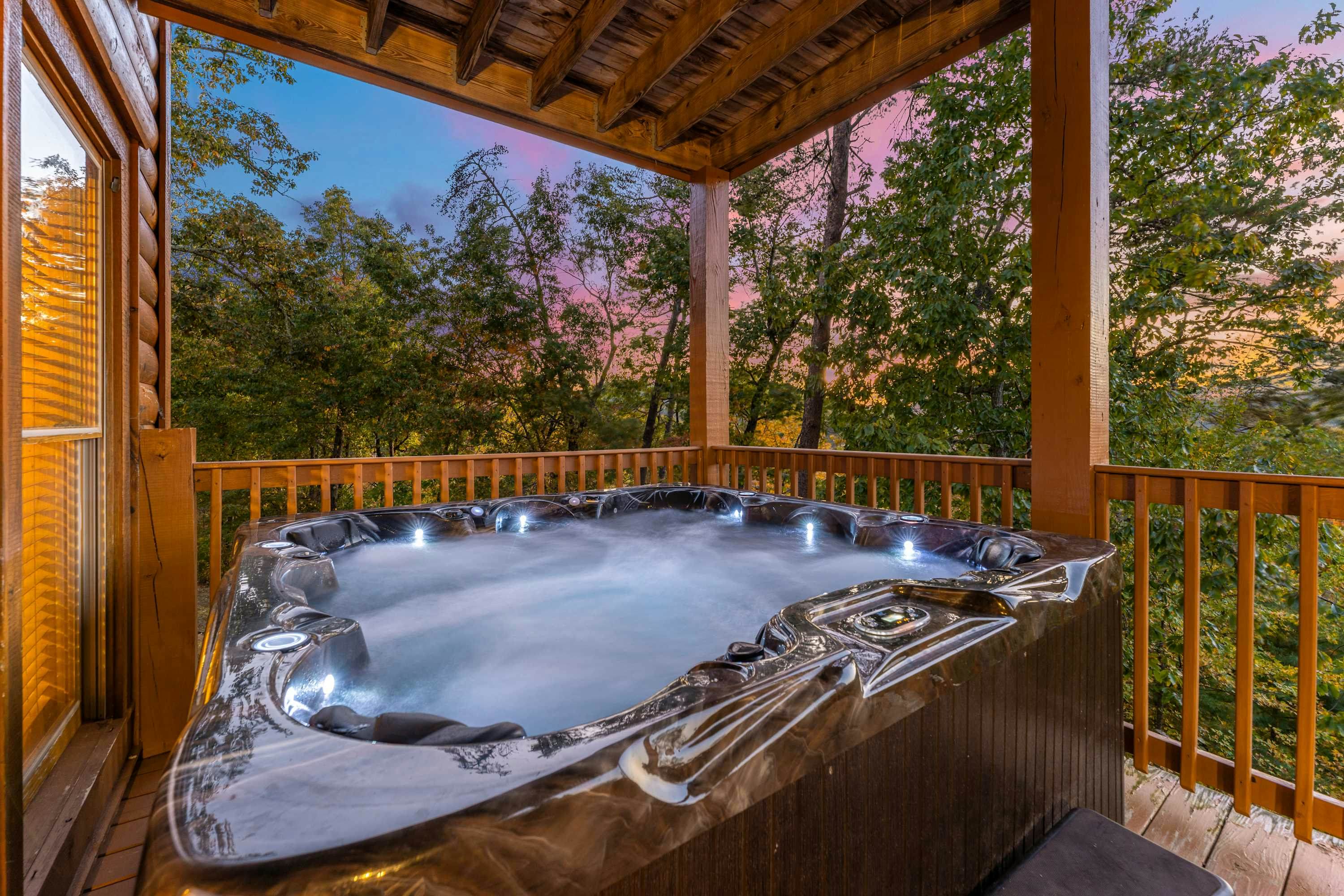 Lodge Sleeps 60 people, with Two Hot Tubs, Game Room & Shared Pool - Free Attraction Tickets