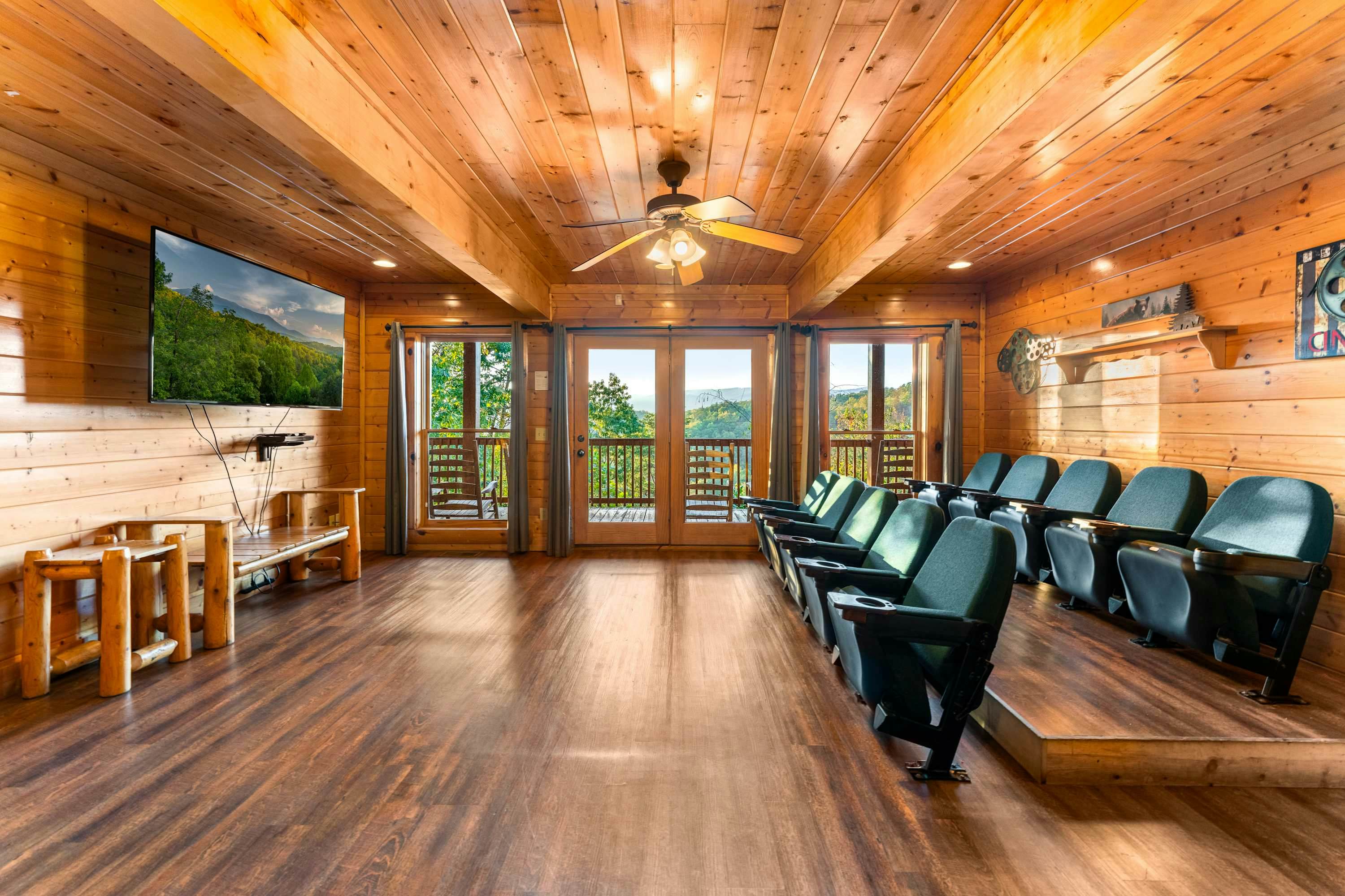 Lodge Sleeps 60 people, with Two Hot Tubs, Game Room & Shared Pool - Free Attraction Tickets