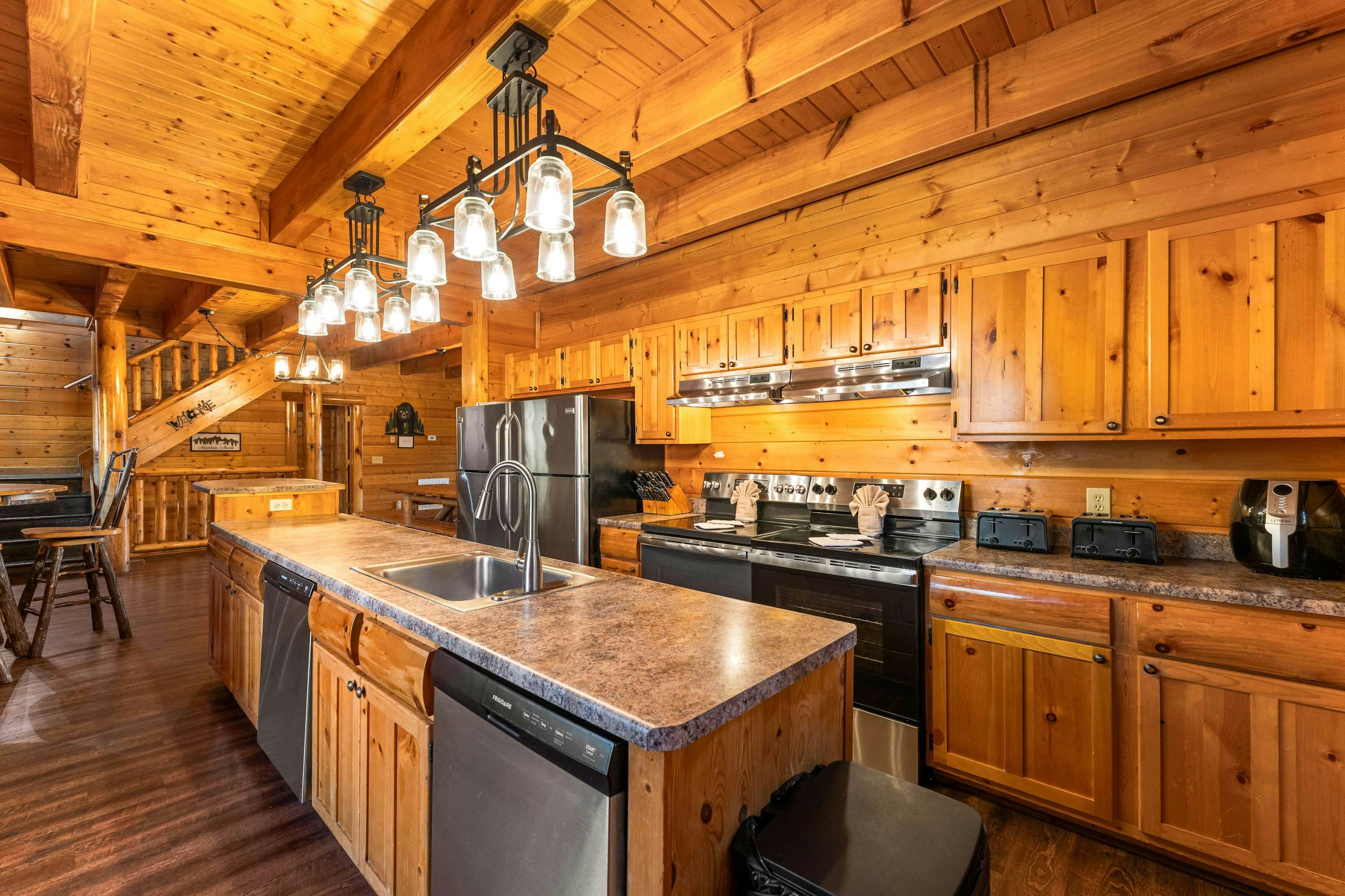 Lodge Sleeps 60 people, with Two Hot Tubs, Game Room & Shared Pool - Free Attraction Tickets