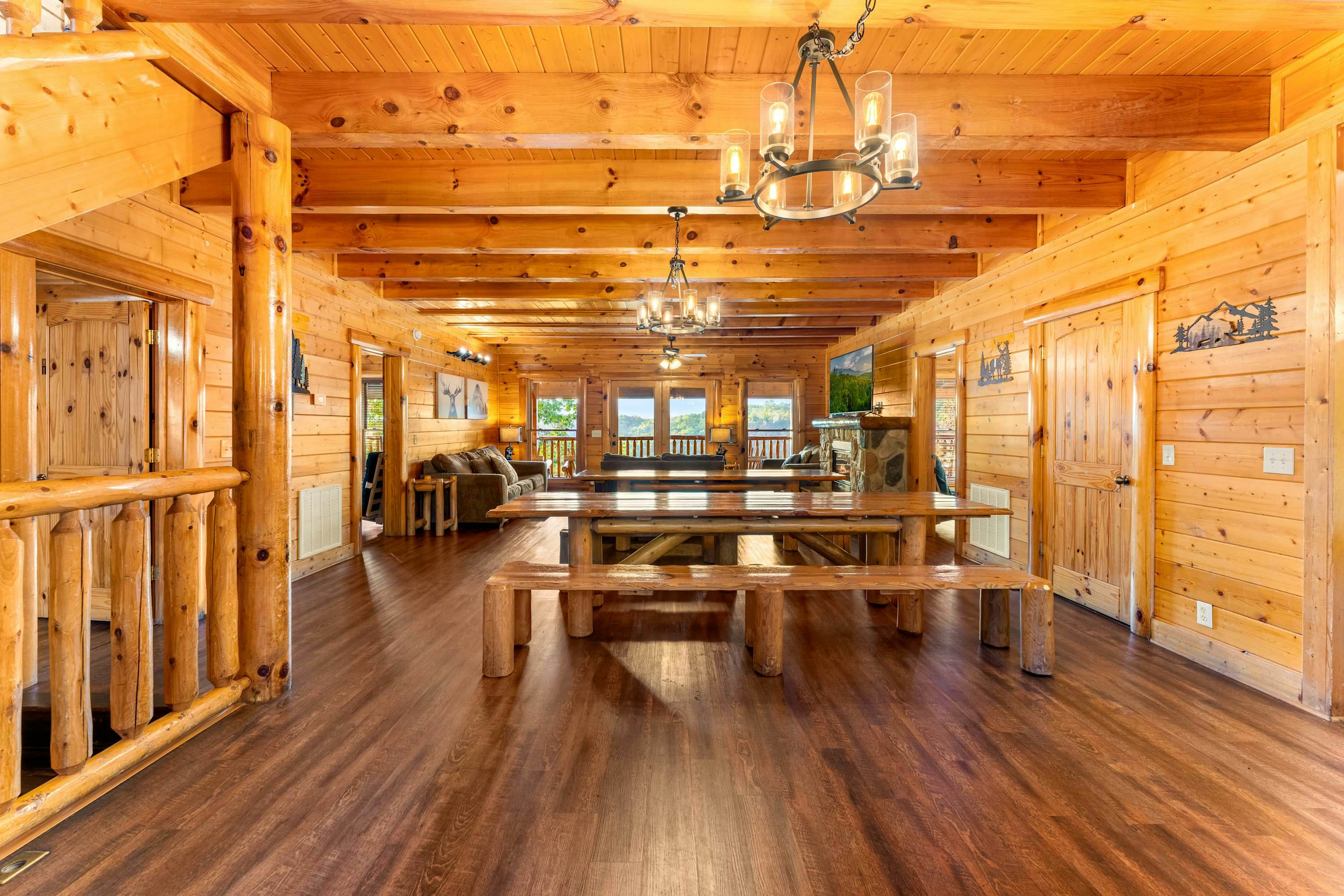 Lodge Sleeps 60 people, with Two Hot Tubs, Game Room & Shared Pool - Free Attraction Tickets