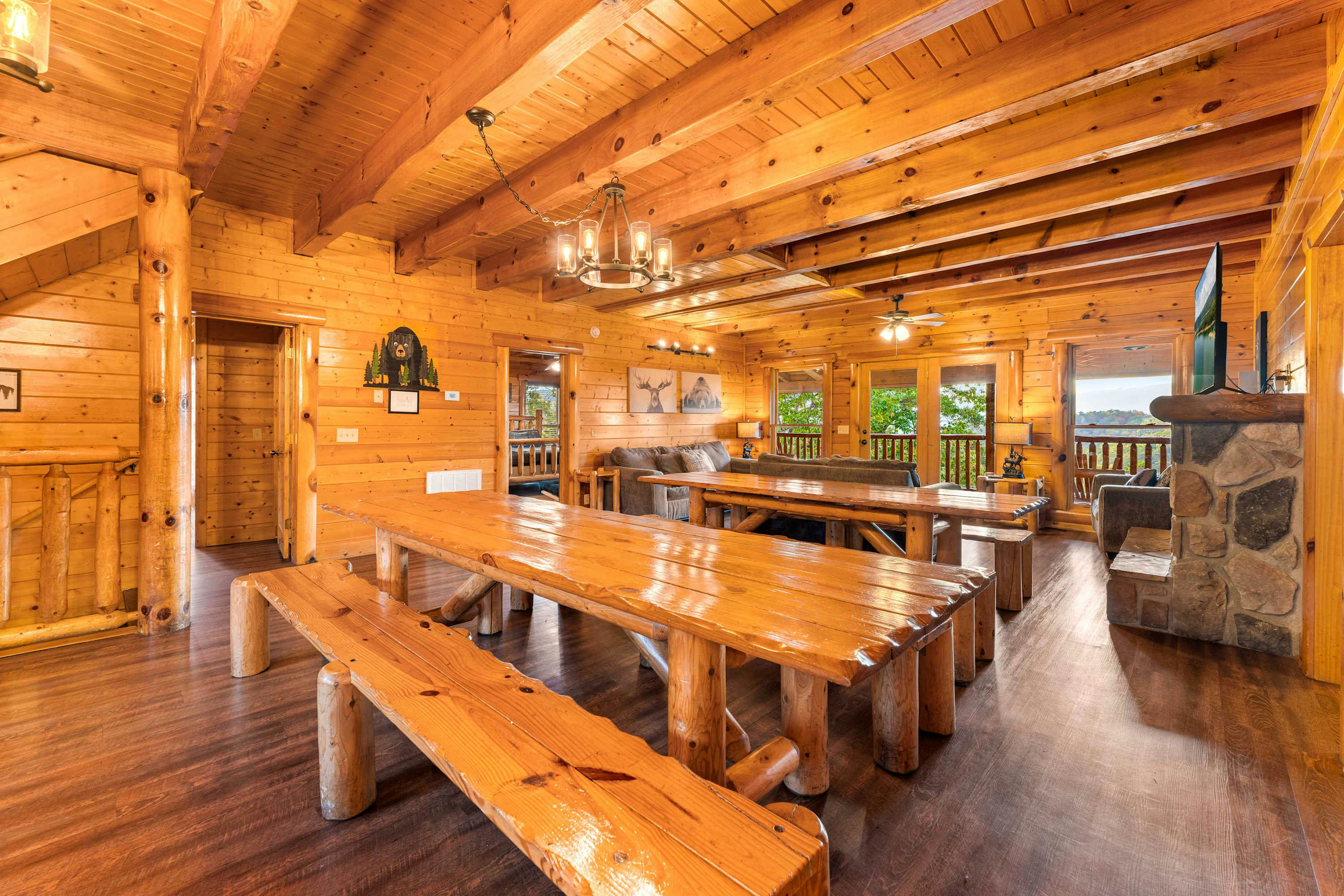 Lodge Sleeps 60 people, with Two Hot Tubs, Game Room & Shared Pool - Free Attraction Tickets