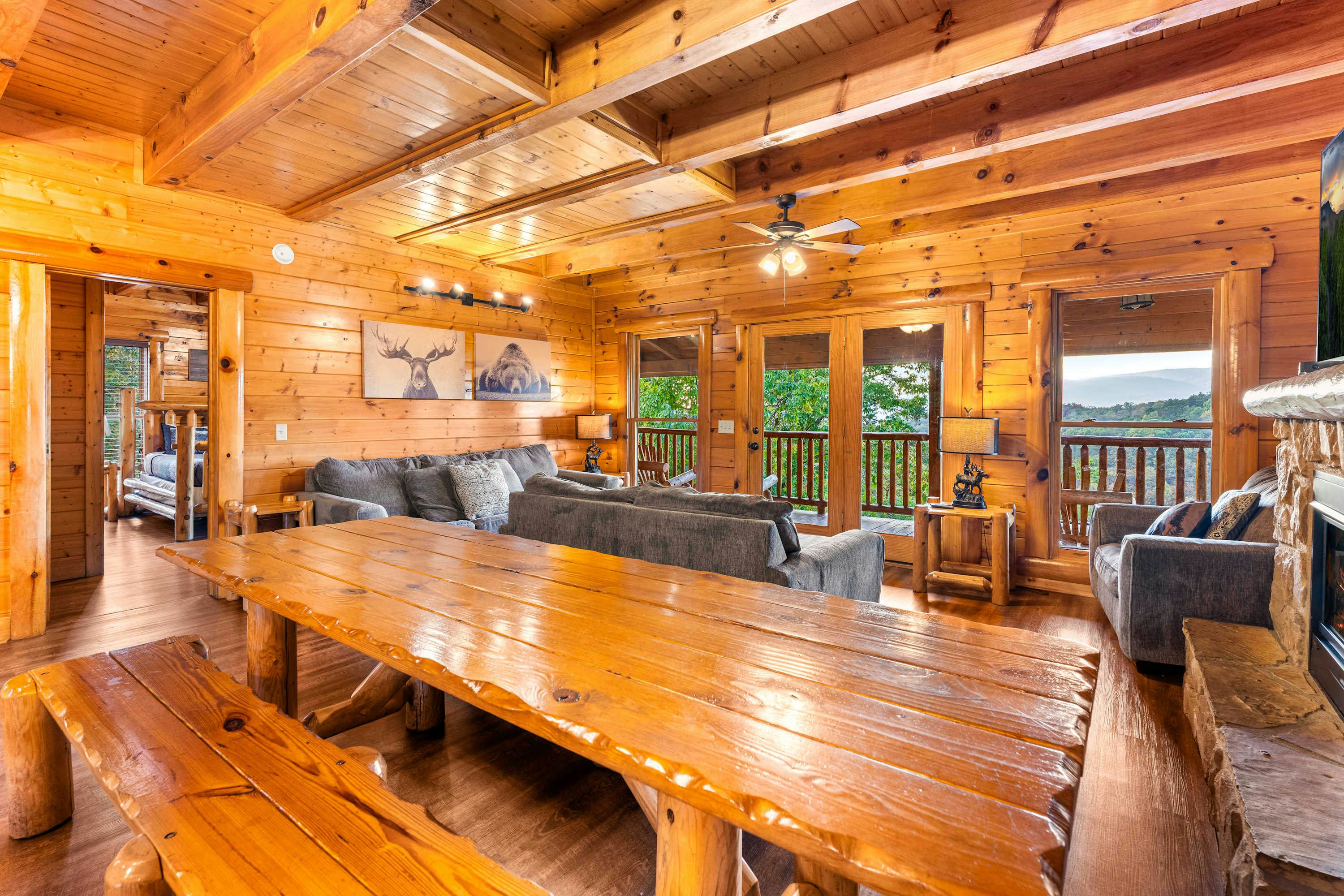 Lodge Sleeps 60 people, with Two Hot Tubs, Game Room & Shared Pool - Free Attraction Tickets