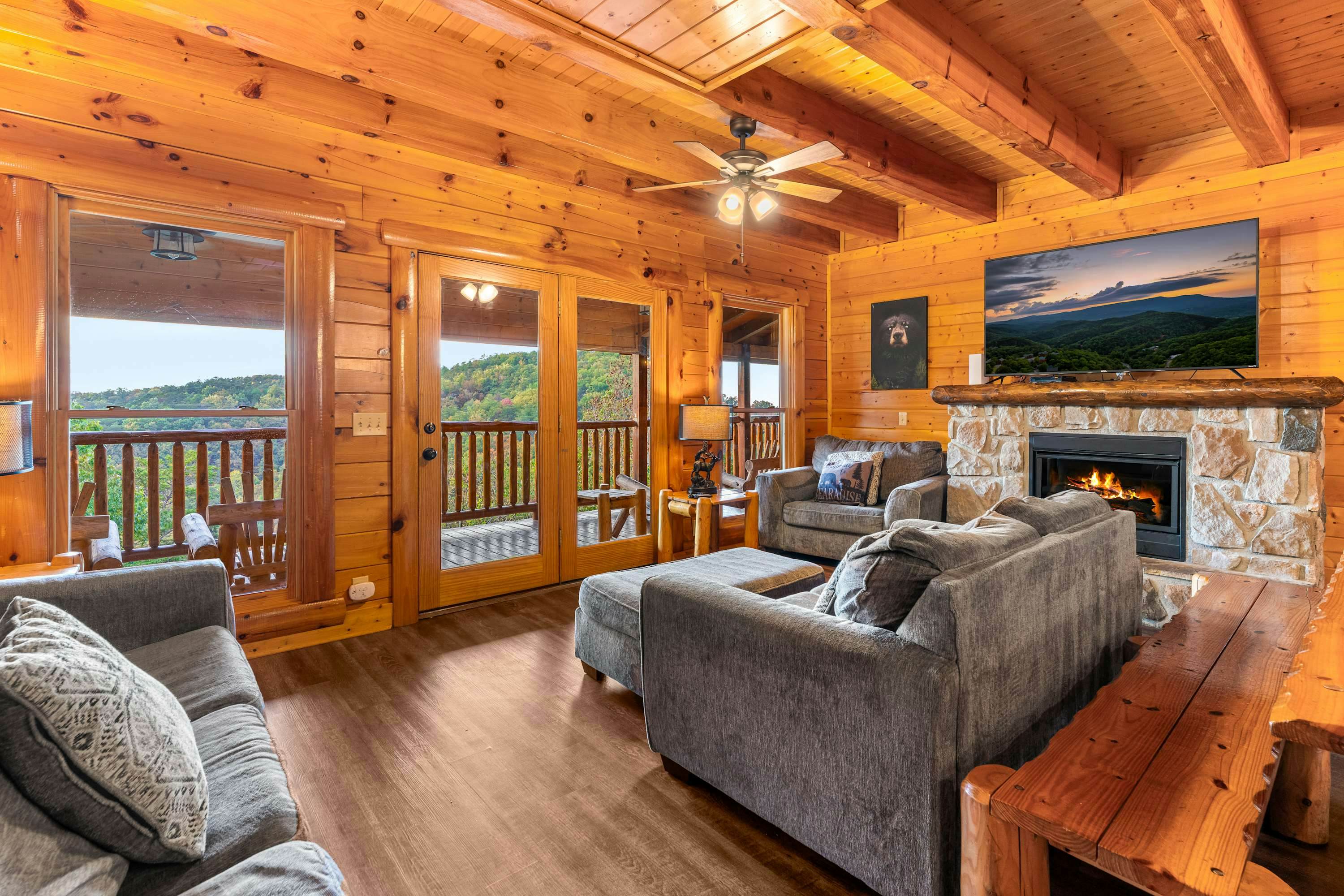 Lodge Sleeps 60 people, with Two Hot Tubs, Game Room & Shared Pool - Free Attraction Tickets