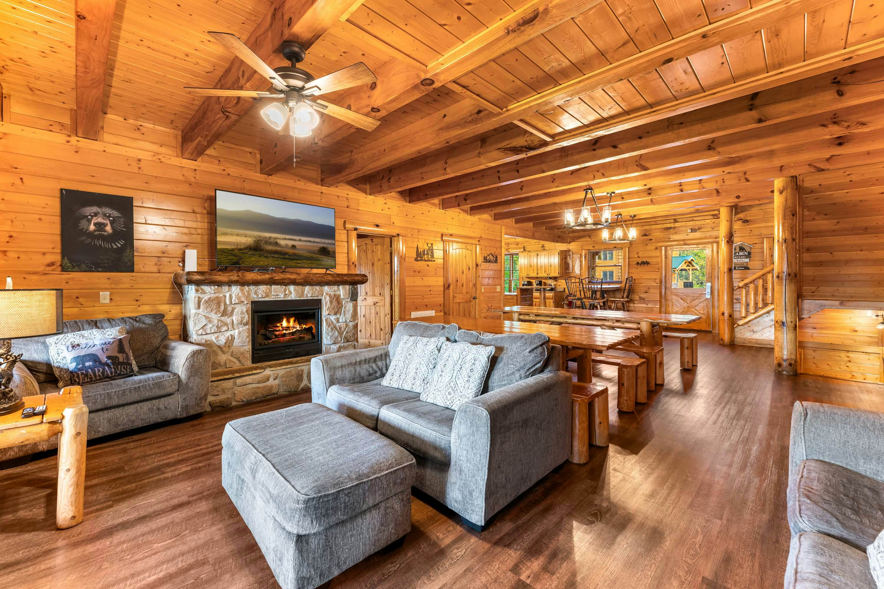 Lodge Sleeps 60 people, with Two Hot Tubs, Game Room & Shared Pool - Free Attraction Tickets