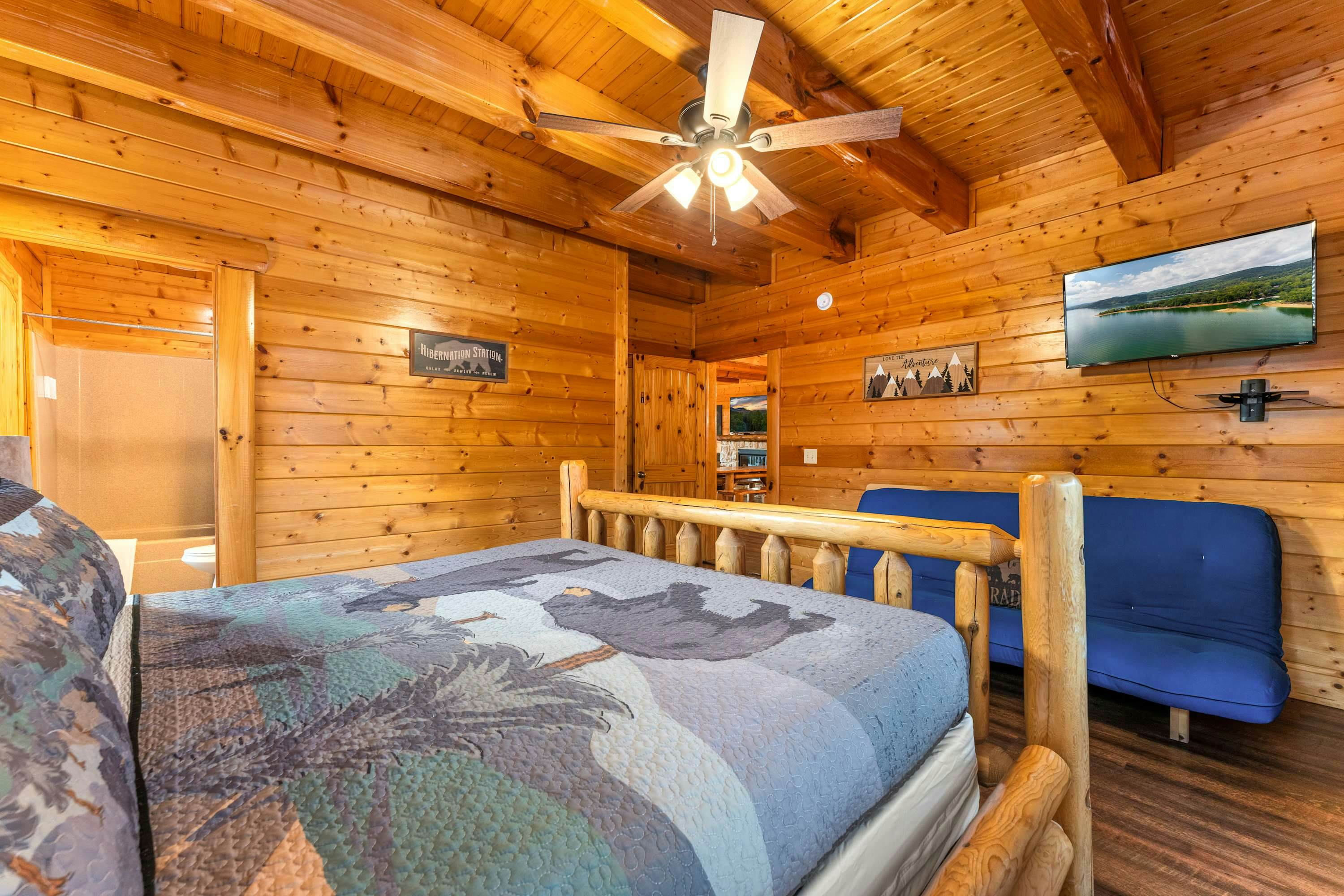 Lodge Sleeps 60 people, with Two Hot Tubs, Game Room & Shared Pool - Free Attraction Tickets