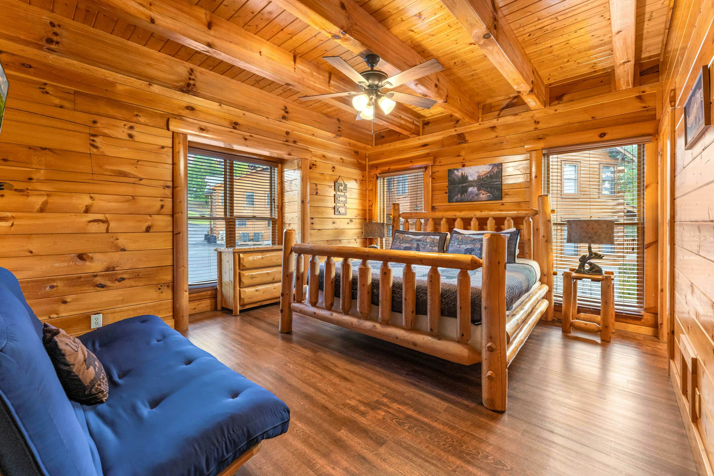 Lodge Sleeps 60 people, with Two Hot Tubs, Game Room & Shared Pool - Free Attraction Tickets