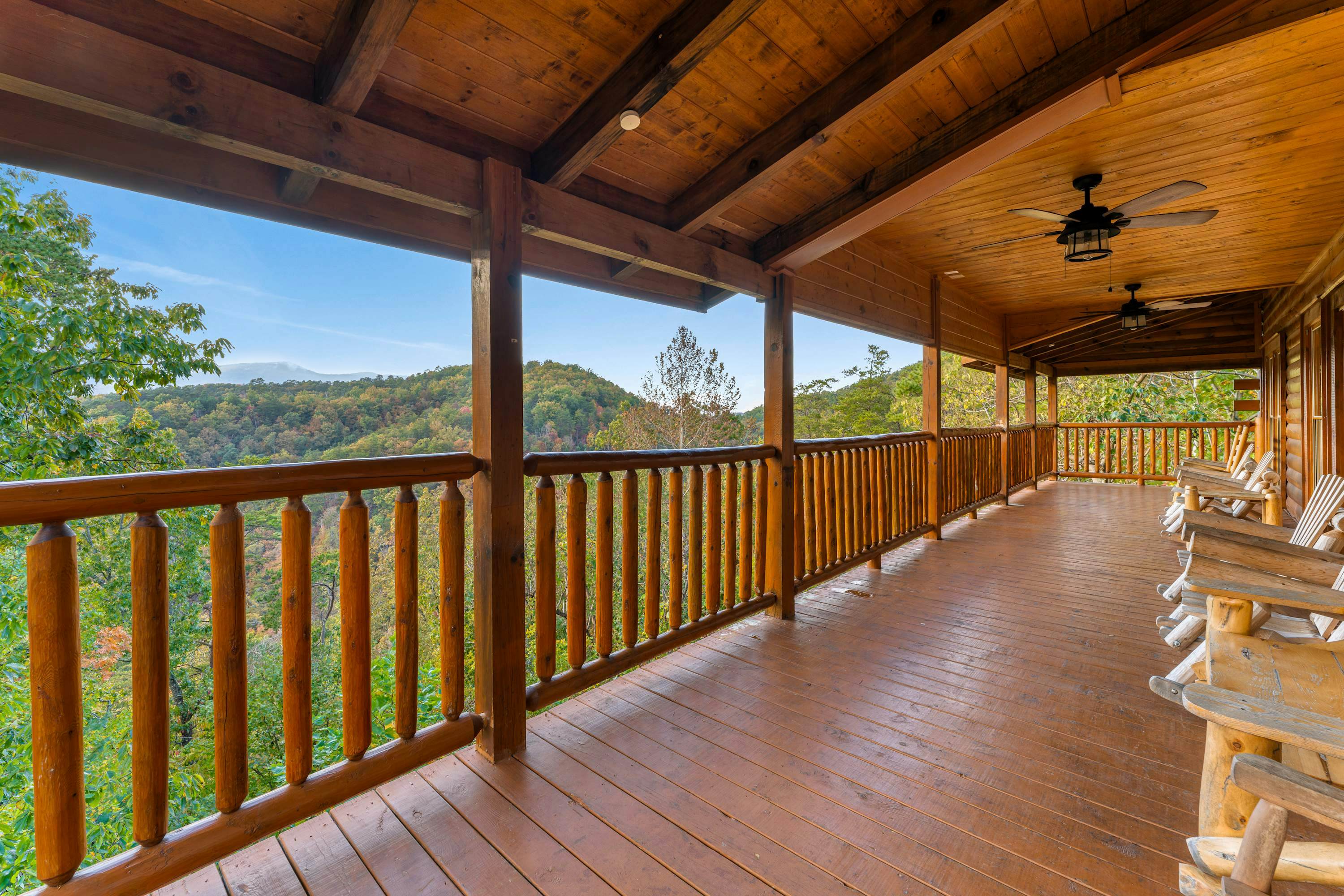 Lodge Sleeps 60 people, with Two Hot Tubs, Game Room & Shared Pool - Free Attraction Tickets