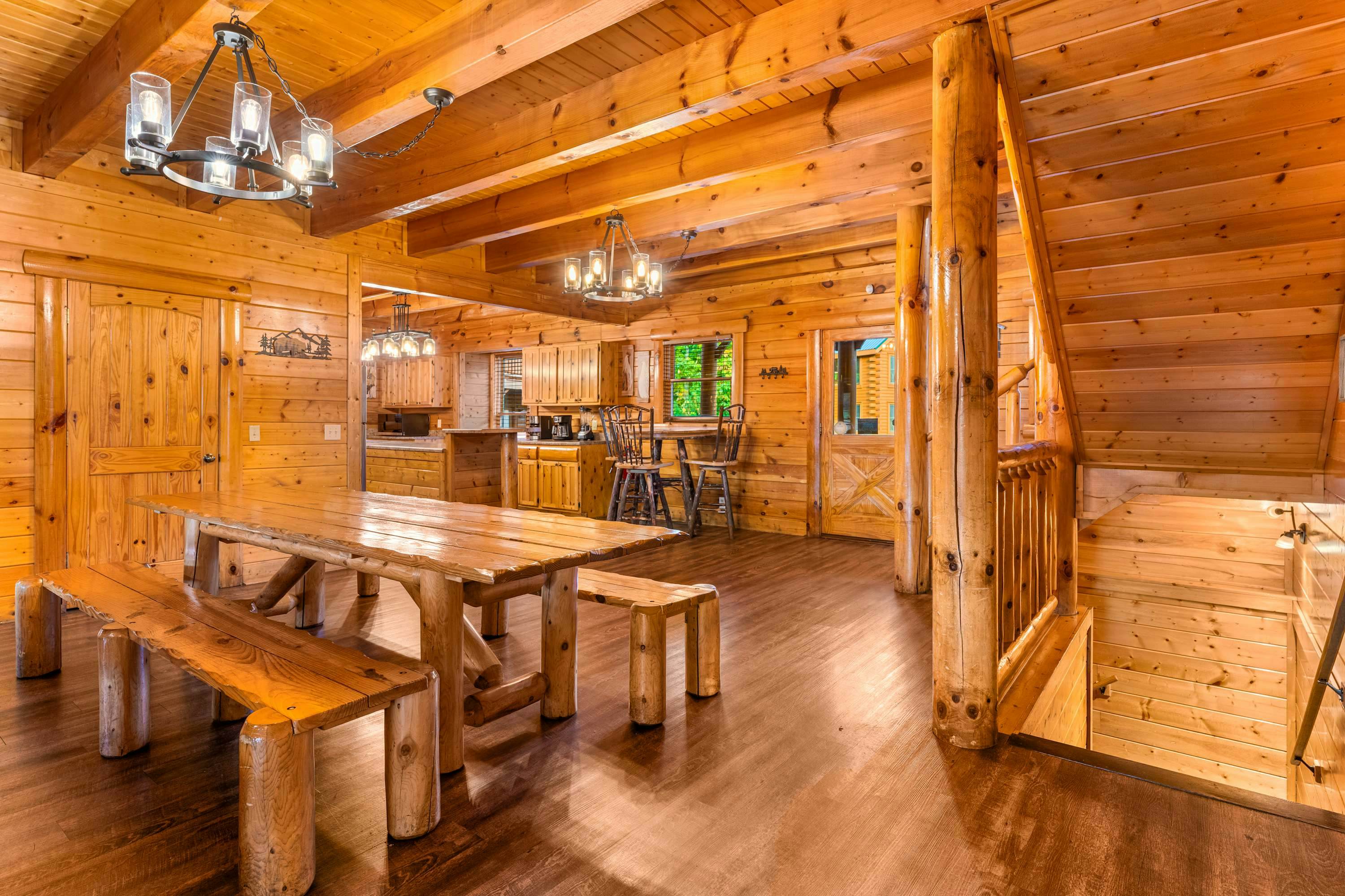 Lodge Sleeps 60 people, with Two Hot Tubs, Game Room & Shared Pool - Free Attraction Tickets
