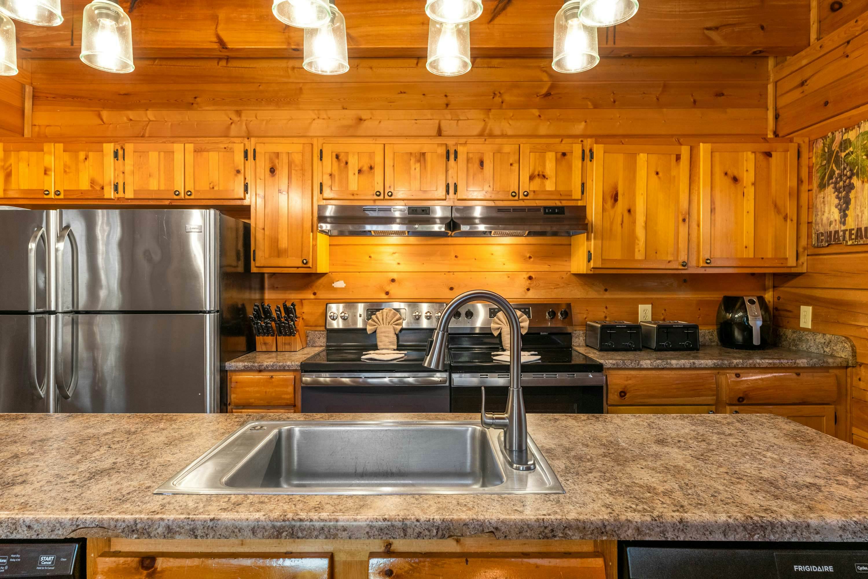 Lodge Sleeps 60 people, with Two Hot Tubs, Game Room & Shared Pool - Free Attraction Tickets