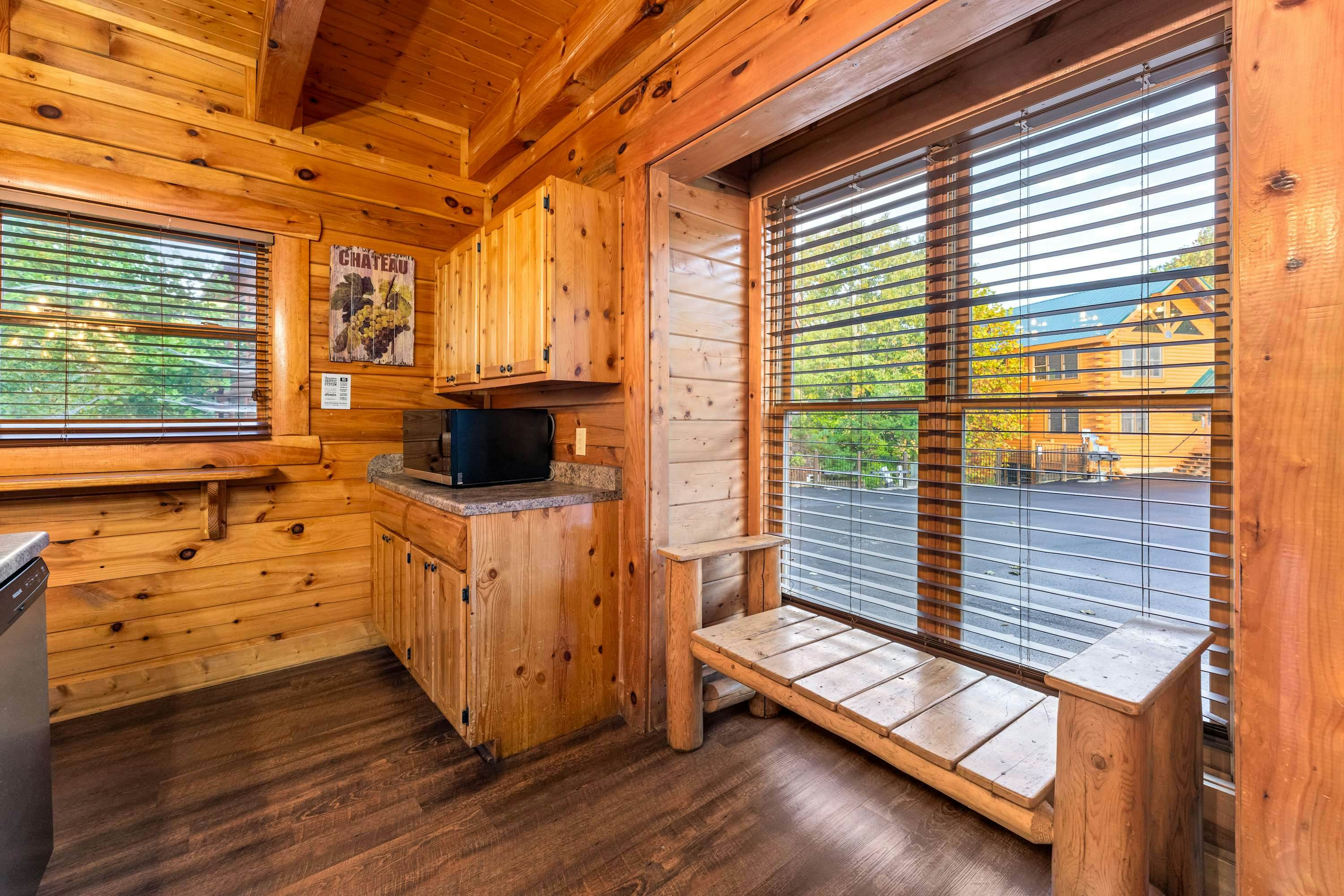 Lodge Sleeps 60 people, with Two Hot Tubs, Game Room & Shared Pool - Free Attraction Tickets
