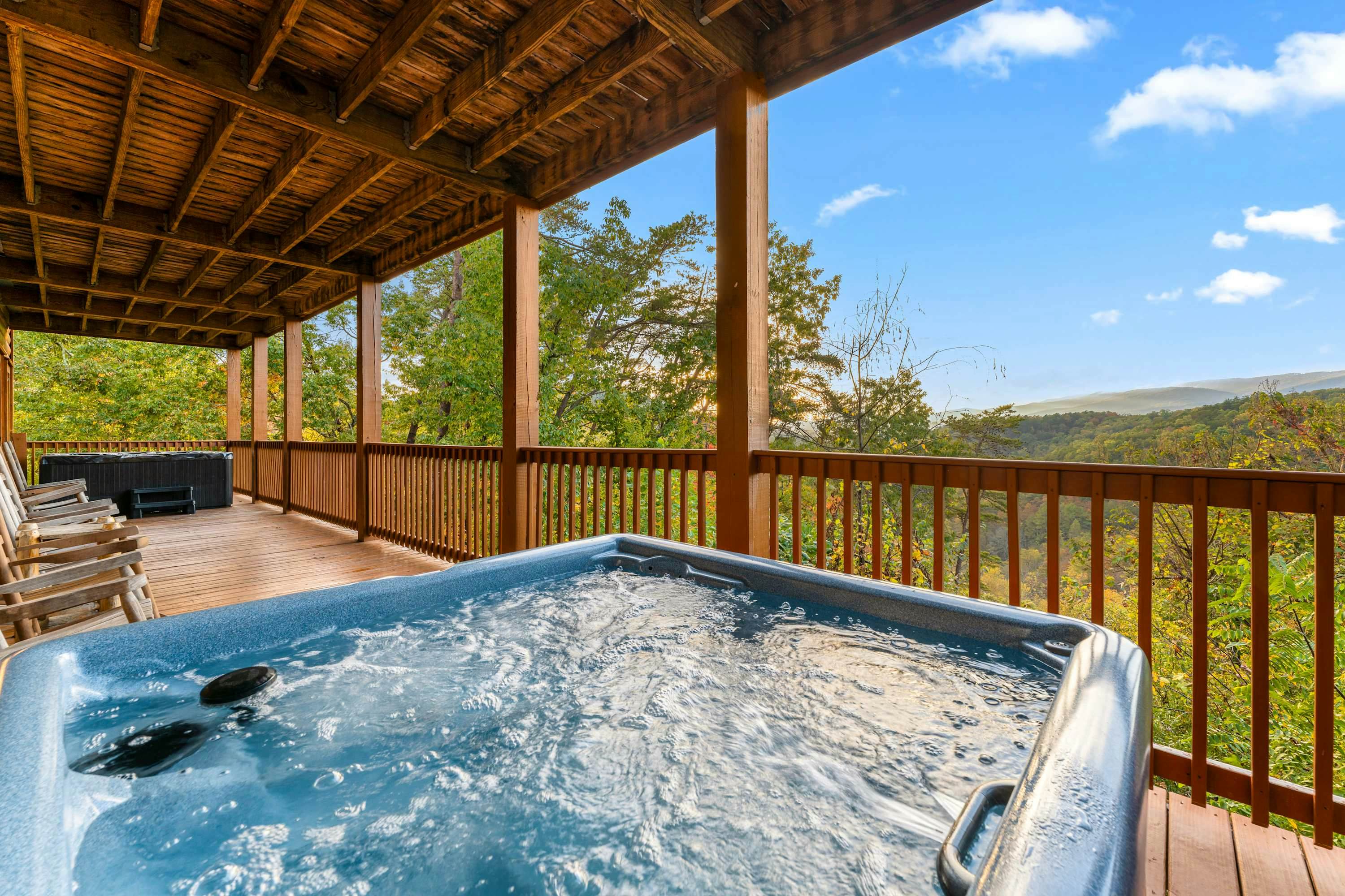 Lodge Sleeps 60 people, with Two Hot Tubs, Game Room & Shared Pool - Free Attraction Tickets