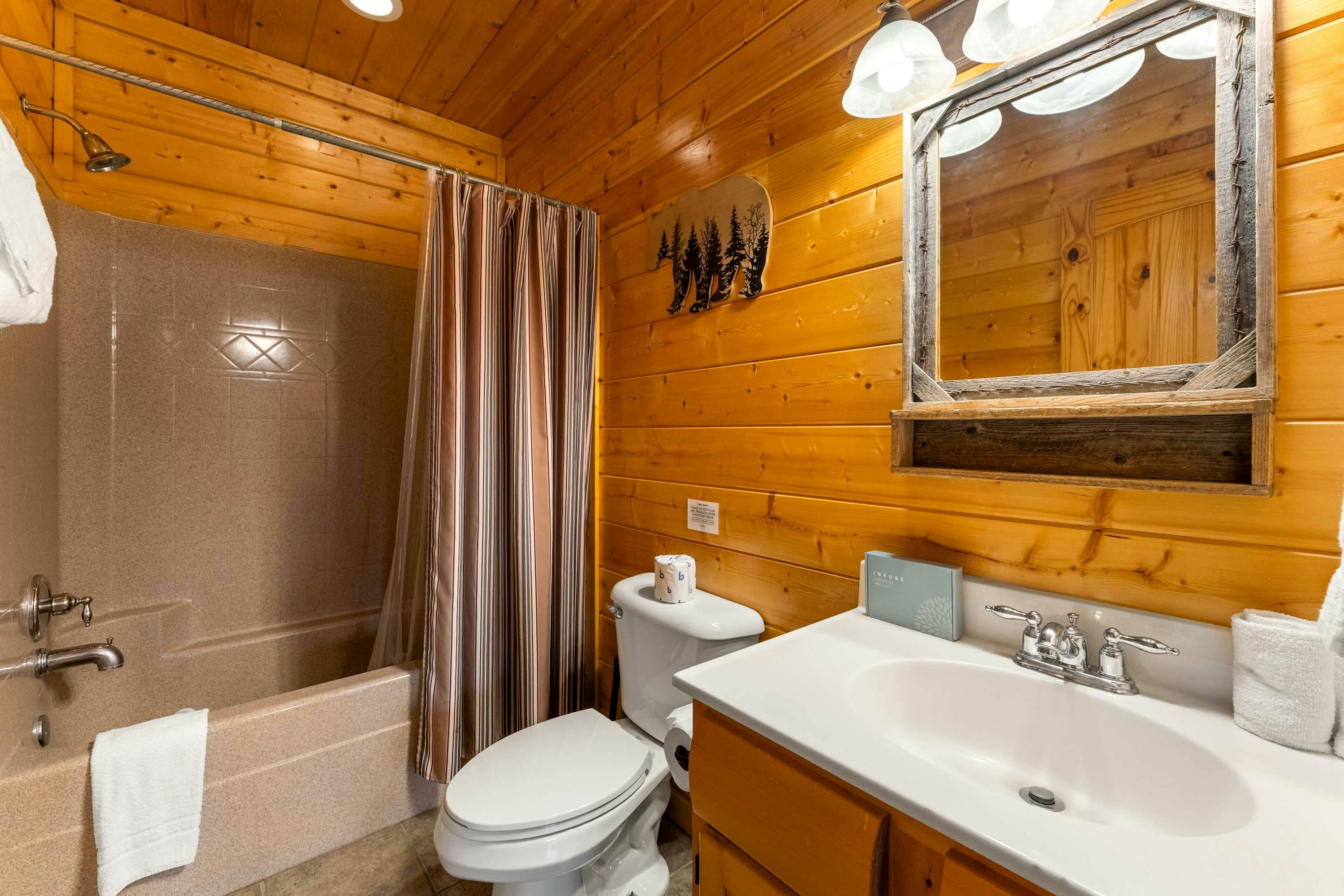 Lodge Sleeps 60 people, with Two Hot Tubs, Game Room & Shared Pool - Free Attraction Tickets