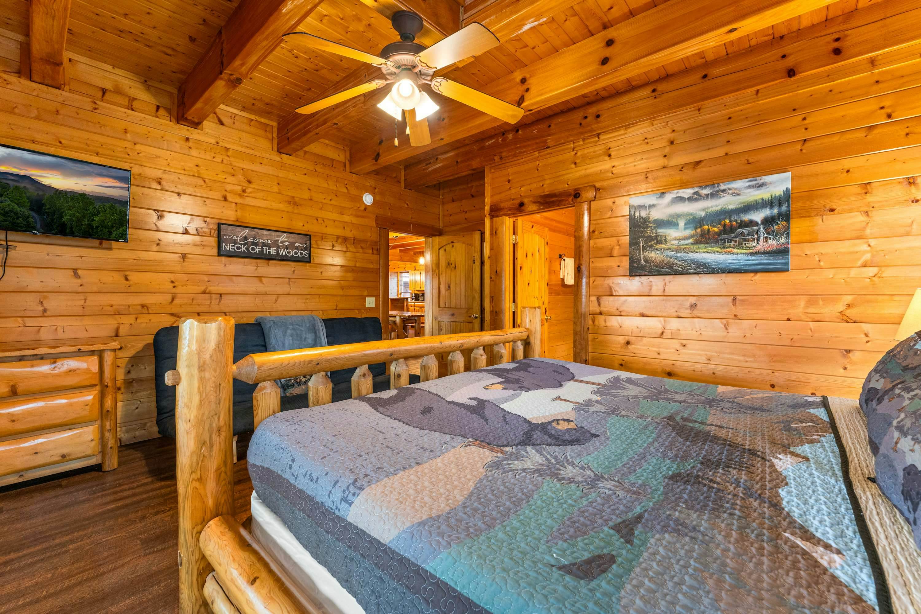 Lodge Sleeps 60 people, with Two Hot Tubs, Game Room & Shared Pool - Free Attraction Tickets