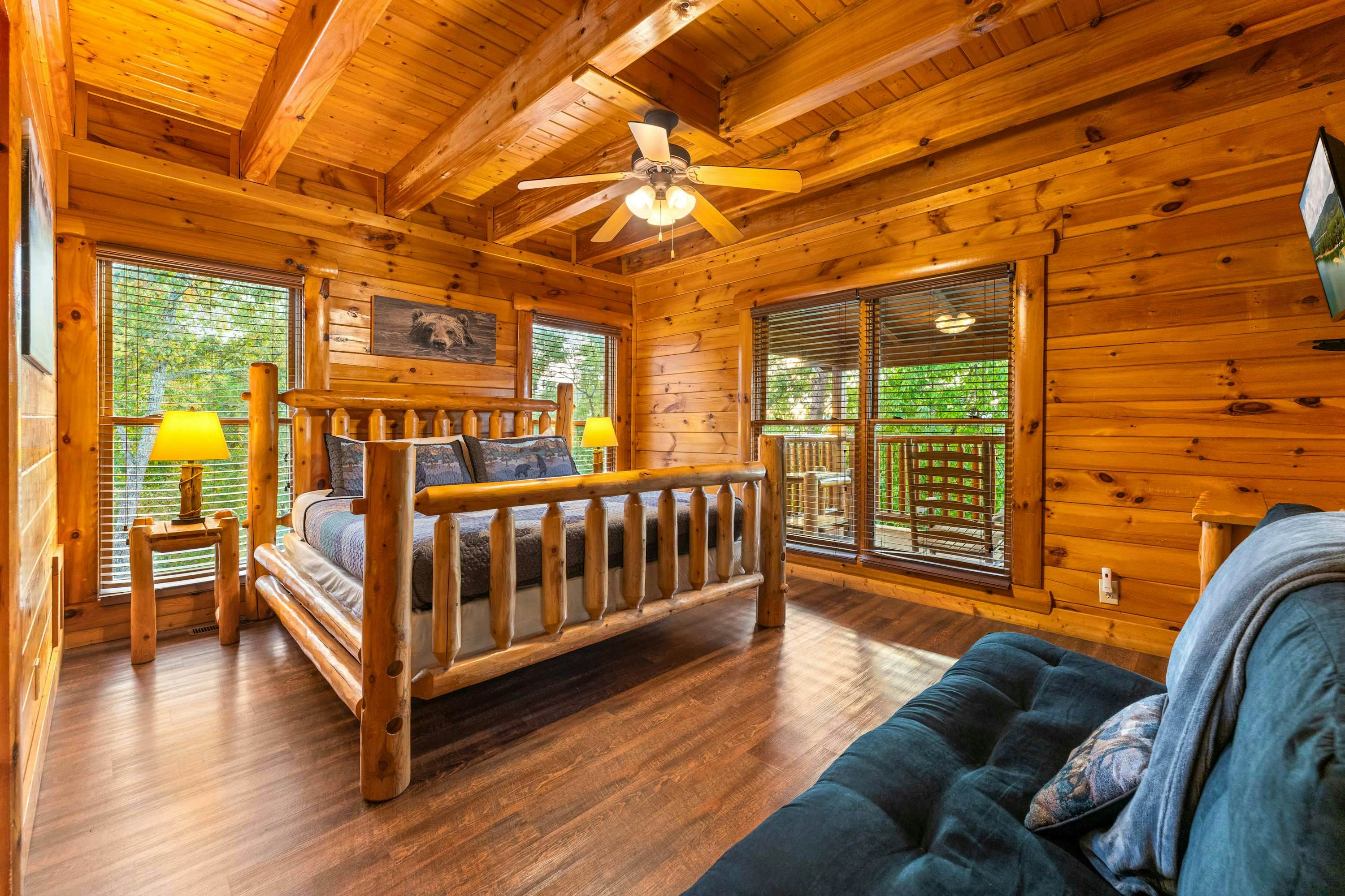 Lodge Sleeps 60 people, with Two Hot Tubs, Game Room & Shared Pool - Free Attraction Tickets