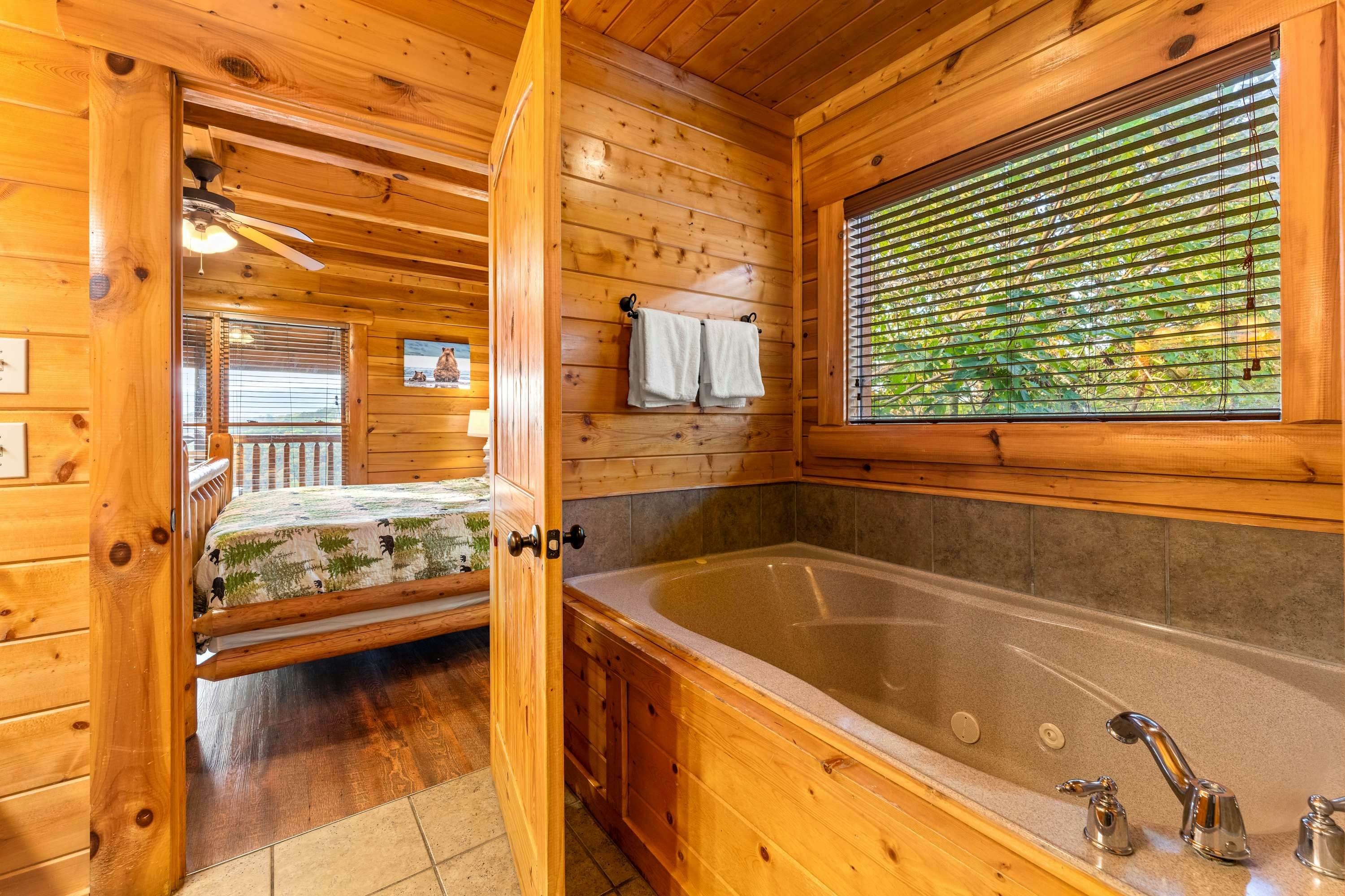 Lodge Sleeps 60 people, with Two Hot Tubs, Game Room & Shared Pool - Free Attraction Tickets