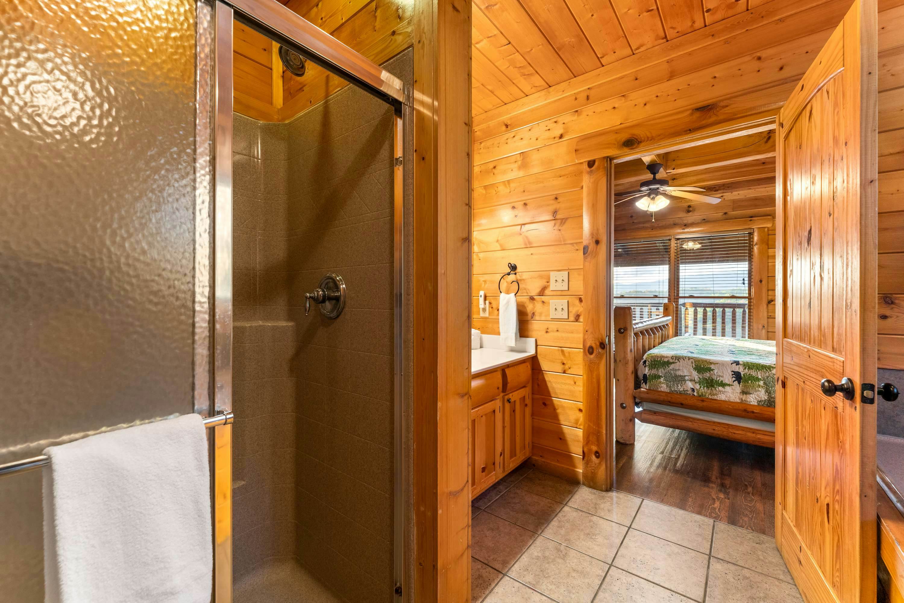 Lodge Sleeps 60 people, with Two Hot Tubs, Game Room & Shared Pool - Free Attraction Tickets