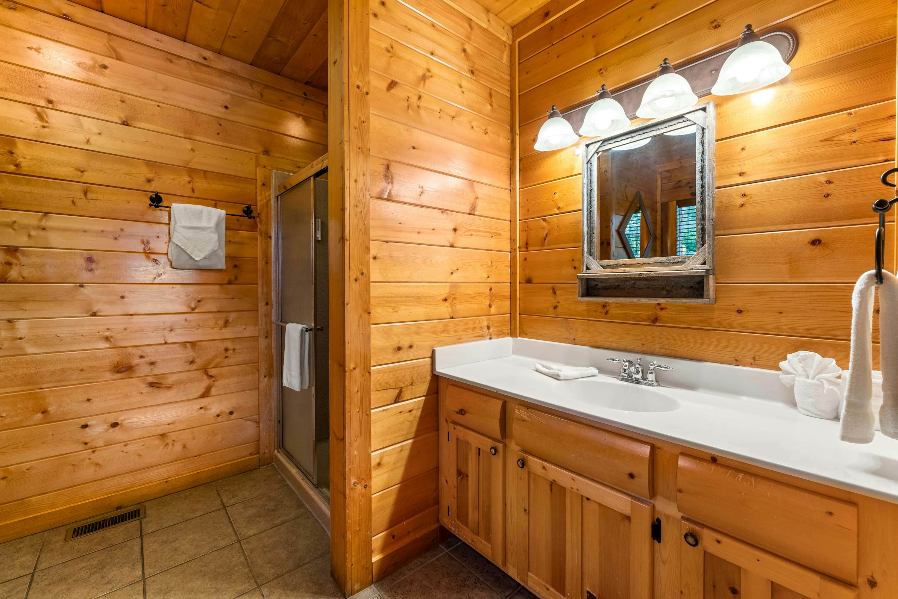 Lodge Sleeps 60 people, with Two Hot Tubs, Game Room & Shared Pool - Free Attraction Tickets