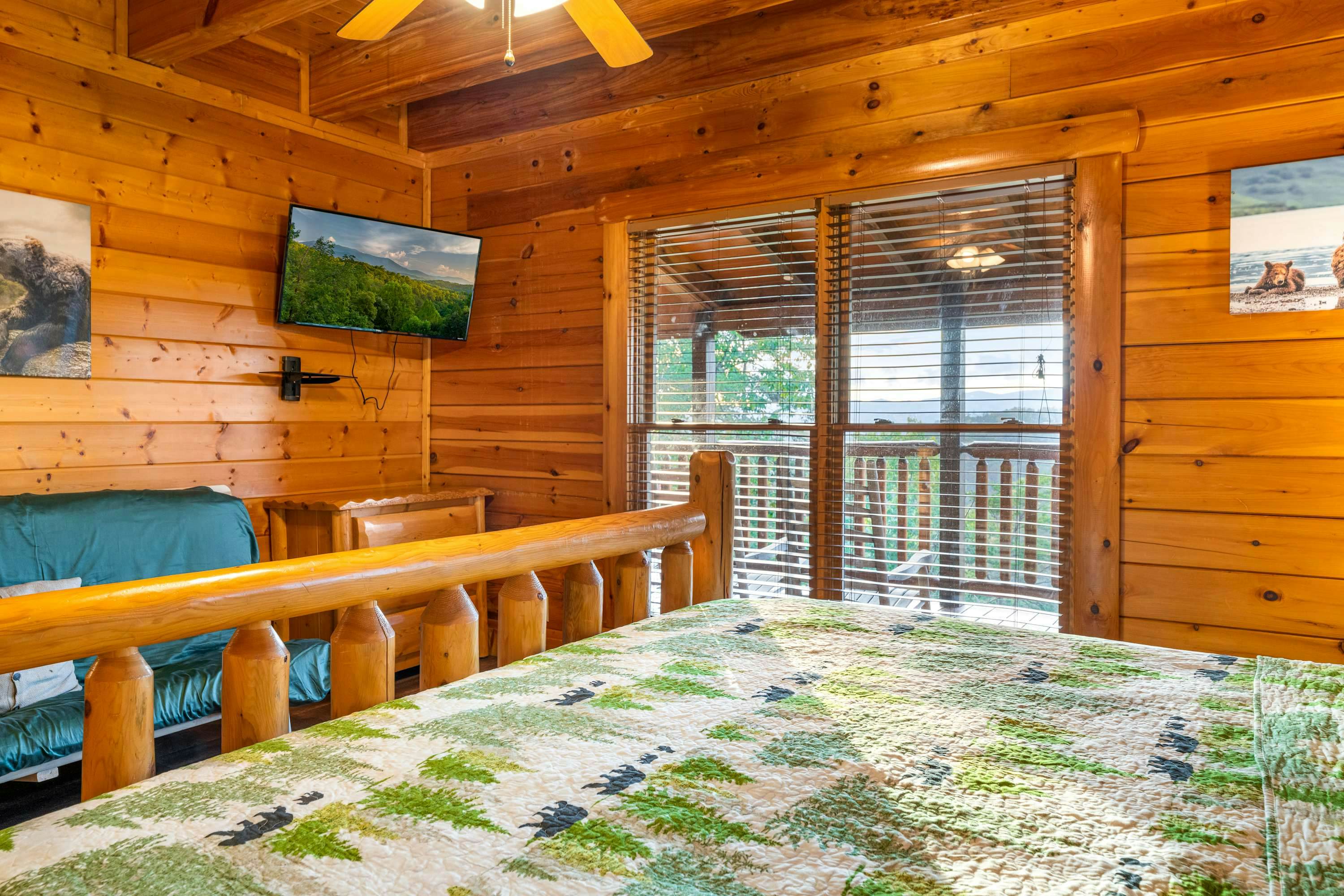 Lodge Sleeps 60 people, with Two Hot Tubs, Game Room & Shared Pool - Free Attraction Tickets