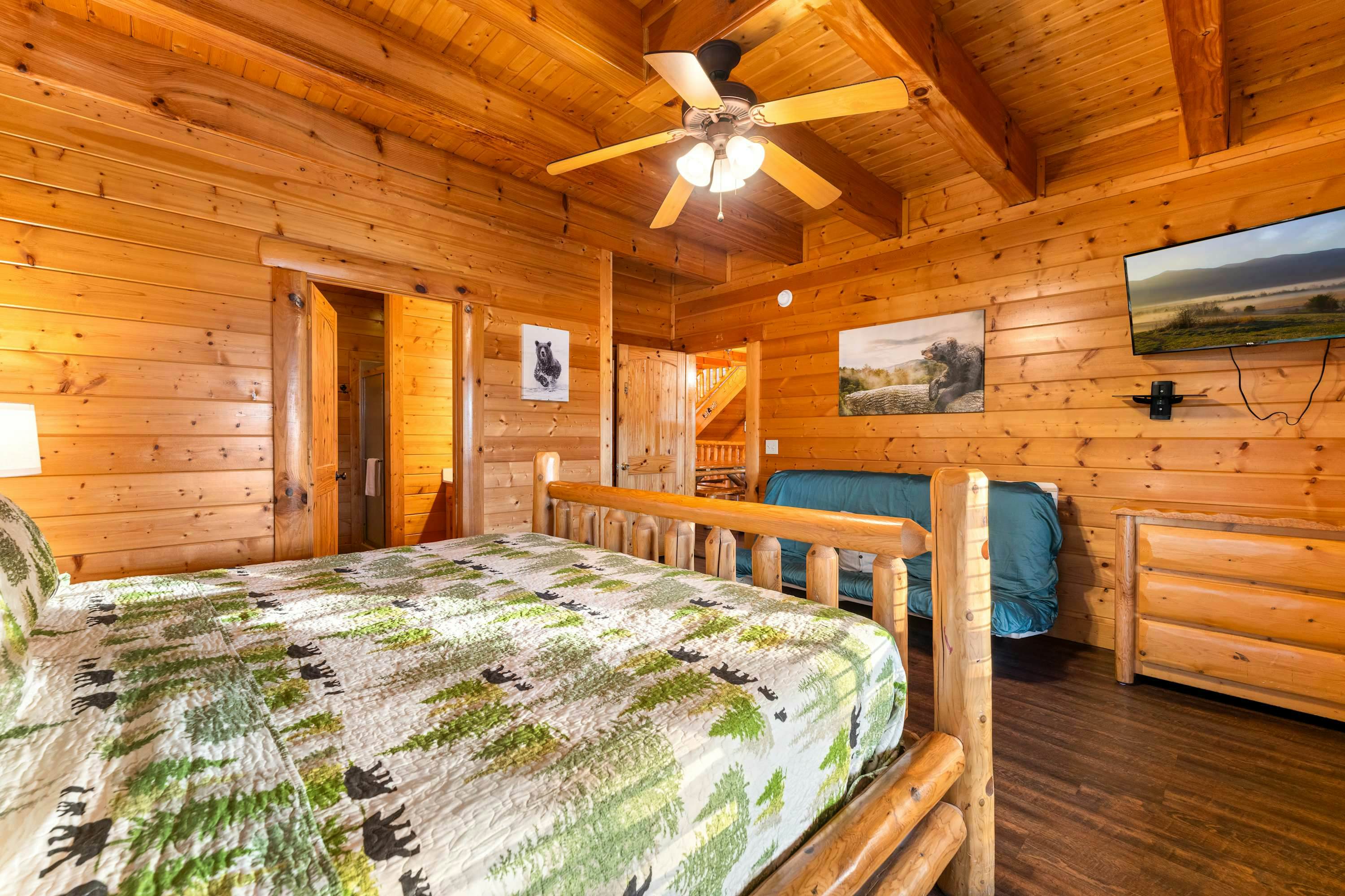 Lodge Sleeps 60 people, with Two Hot Tubs, Game Room & Shared Pool - Free Attraction Tickets