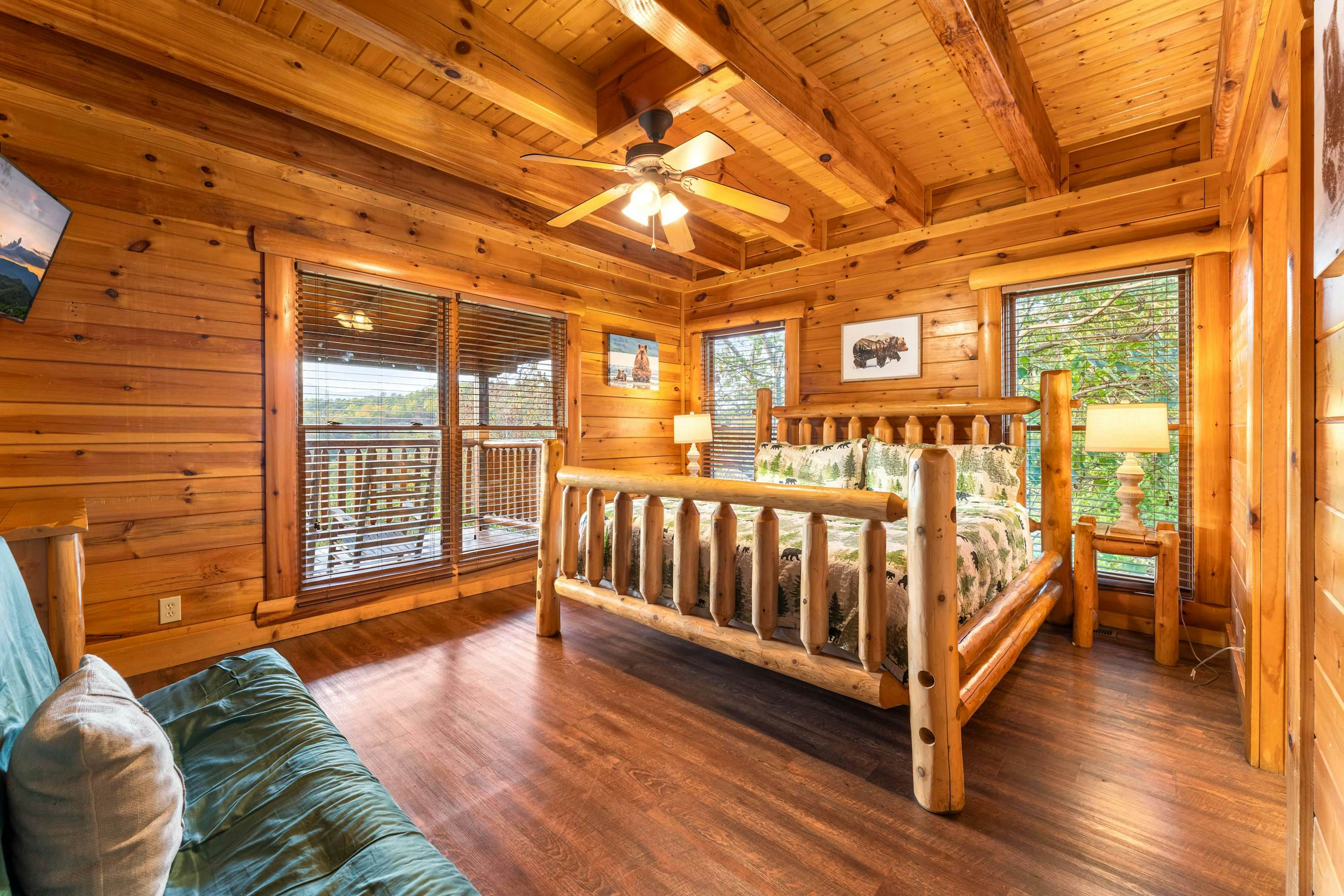 Lodge Sleeps 60 people, with Two Hot Tubs, Game Room & Shared Pool - Free Attraction Tickets