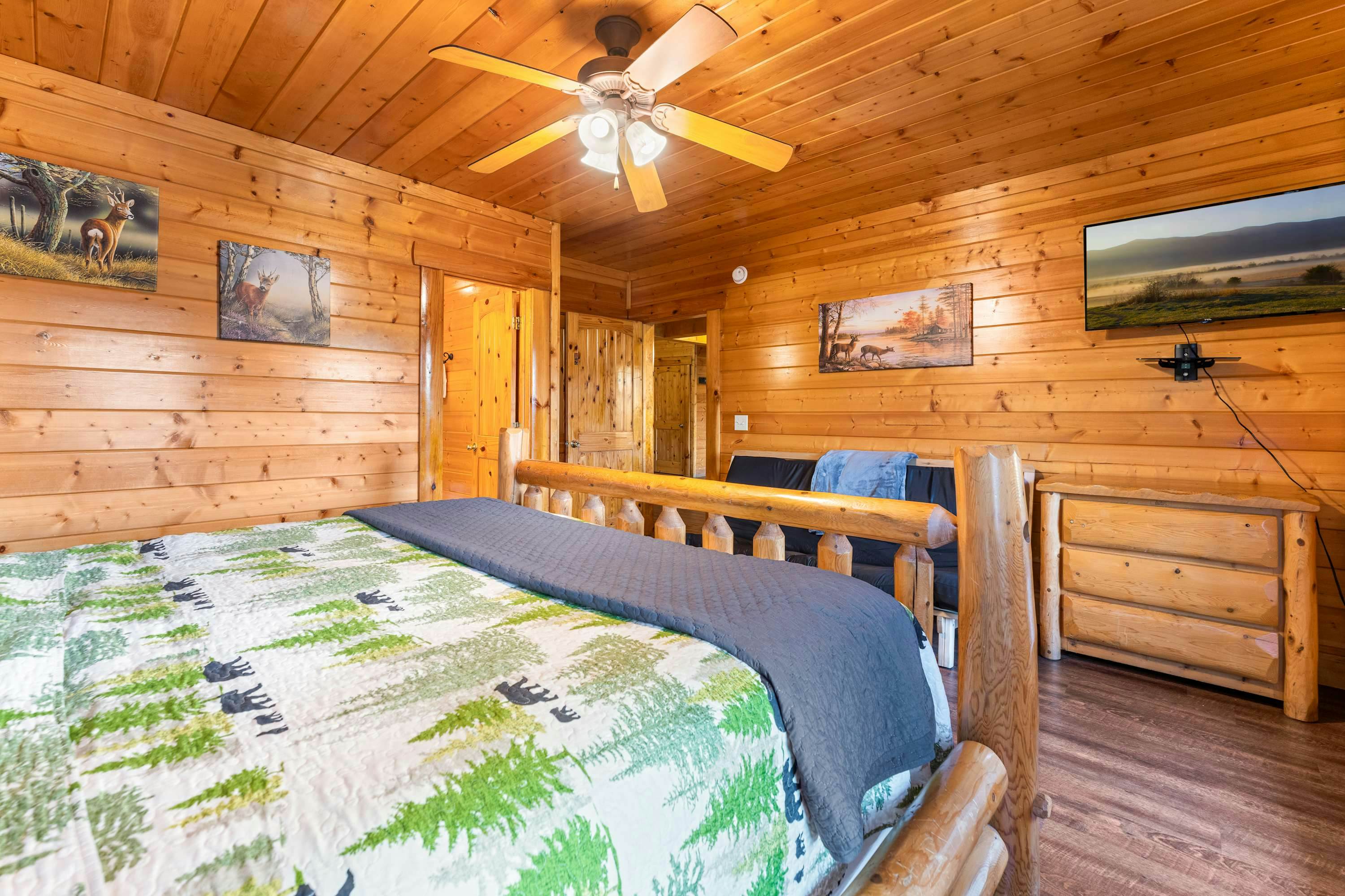 Lodge Sleeps 60 people, with Two Hot Tubs, Game Room & Shared Pool - Free Attraction Tickets