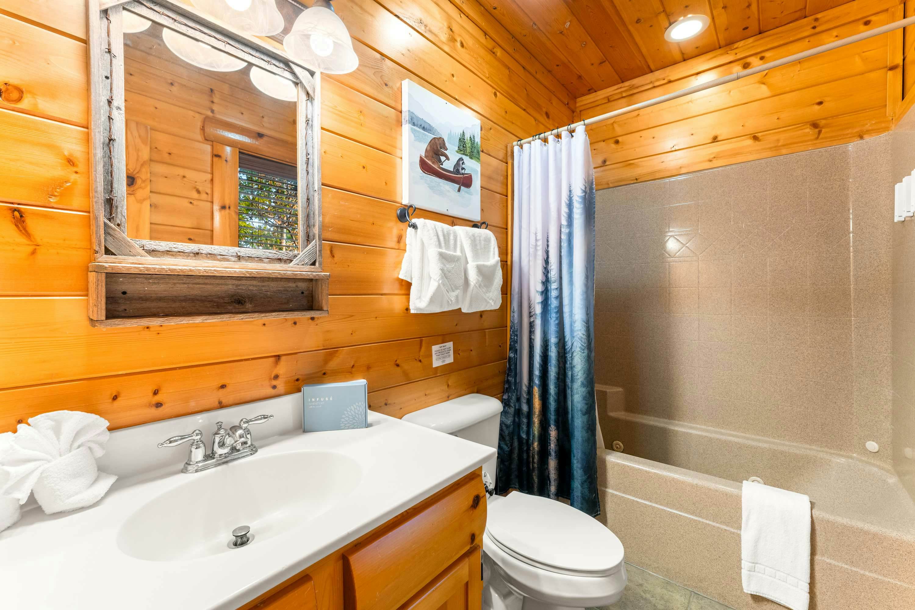 Lodge Sleeps 60 people, with Two Hot Tubs, Game Room & Shared Pool - Free Attraction Tickets