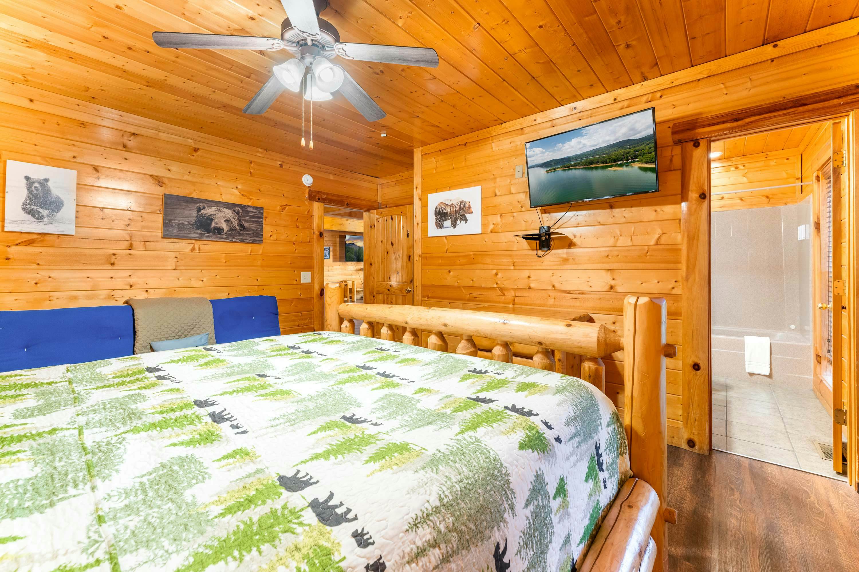 Lodge Sleeps 60 people, with Two Hot Tubs, Game Room & Shared Pool - Free Attraction Tickets