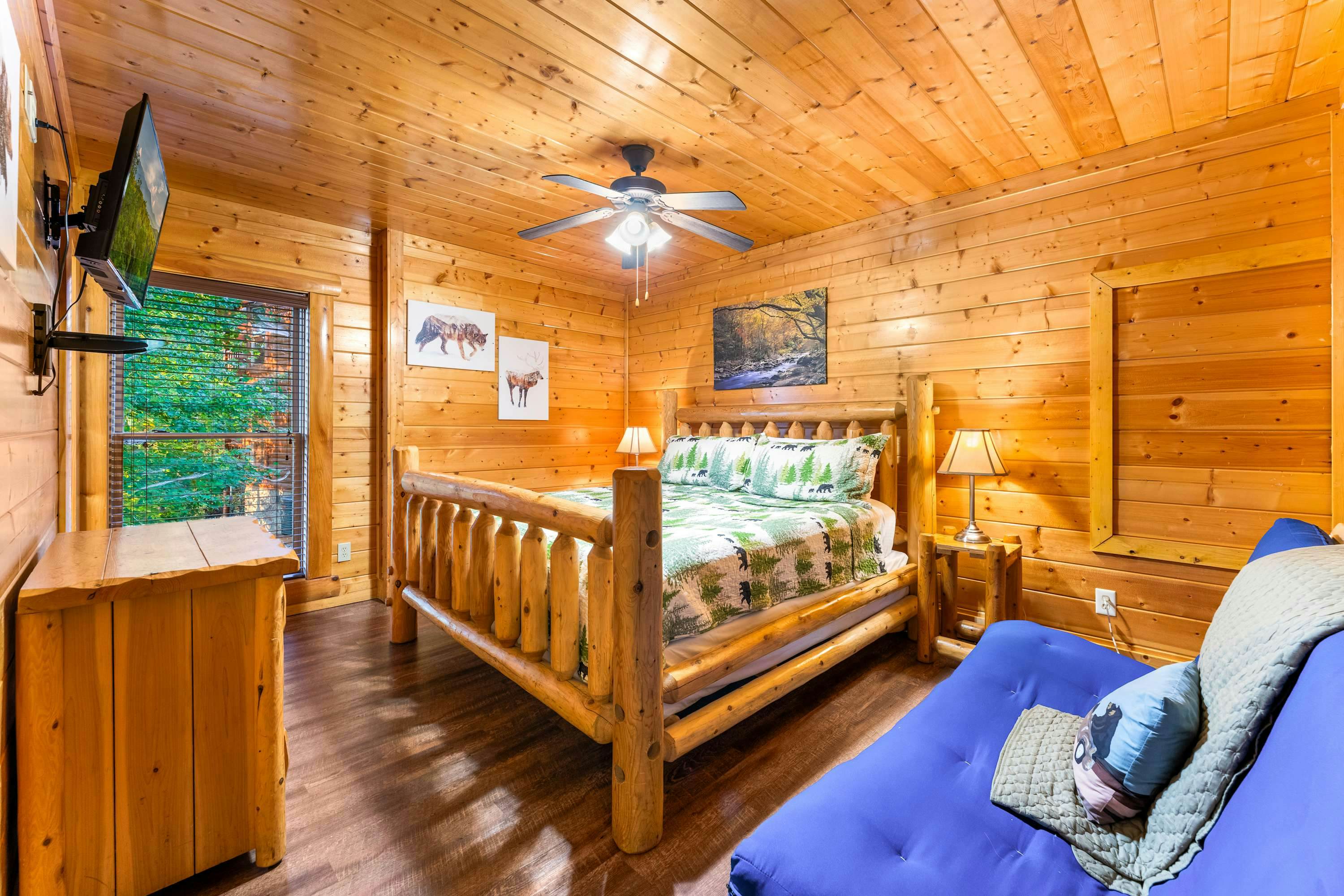 Lodge Sleeps 60 people, with Two Hot Tubs, Game Room & Shared Pool - Free Attraction Tickets