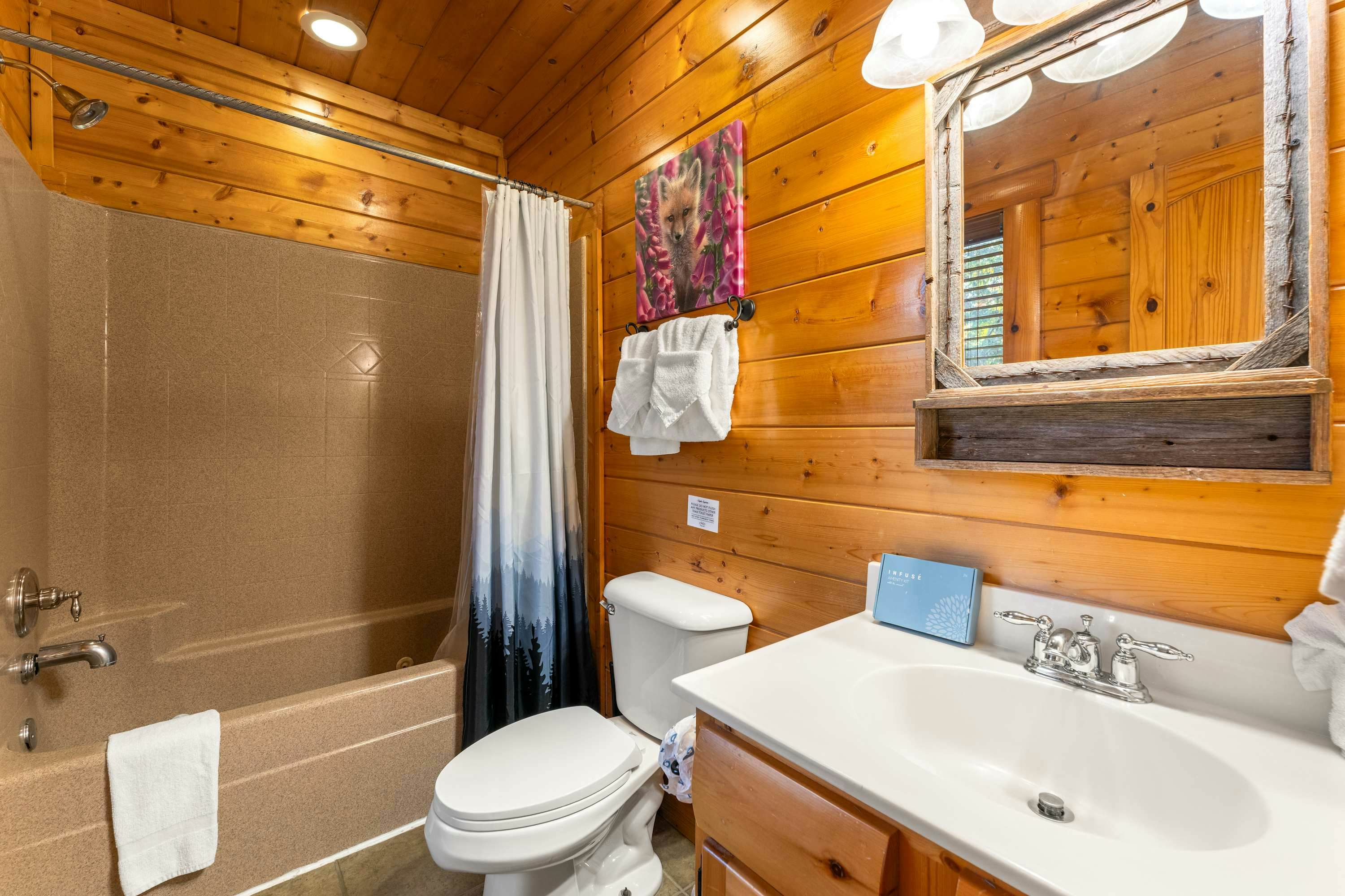 Lodge Sleeps 60 people, with Two Hot Tubs, Game Room & Shared Pool - Free Attraction Tickets