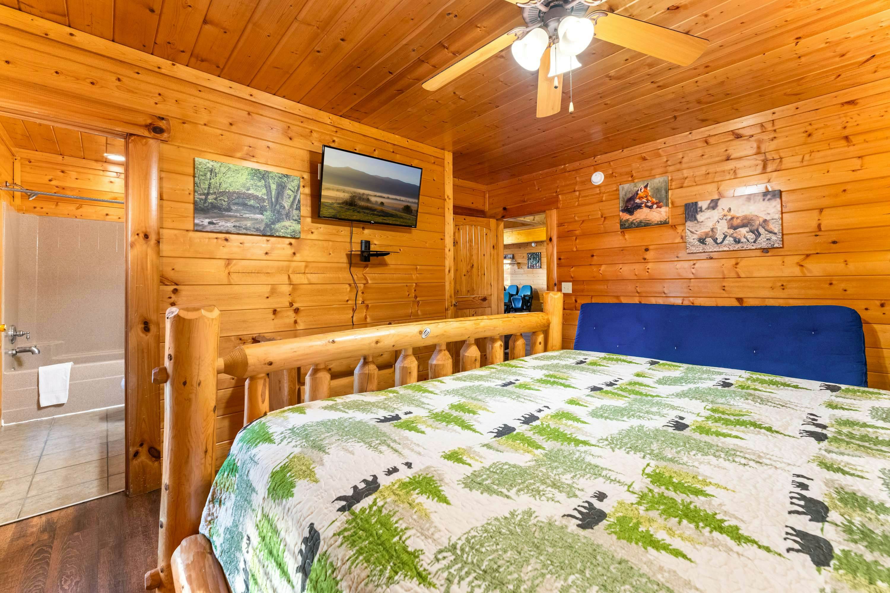Lodge Sleeps 60 people, with Two Hot Tubs, Game Room & Shared Pool - Free Attraction Tickets
