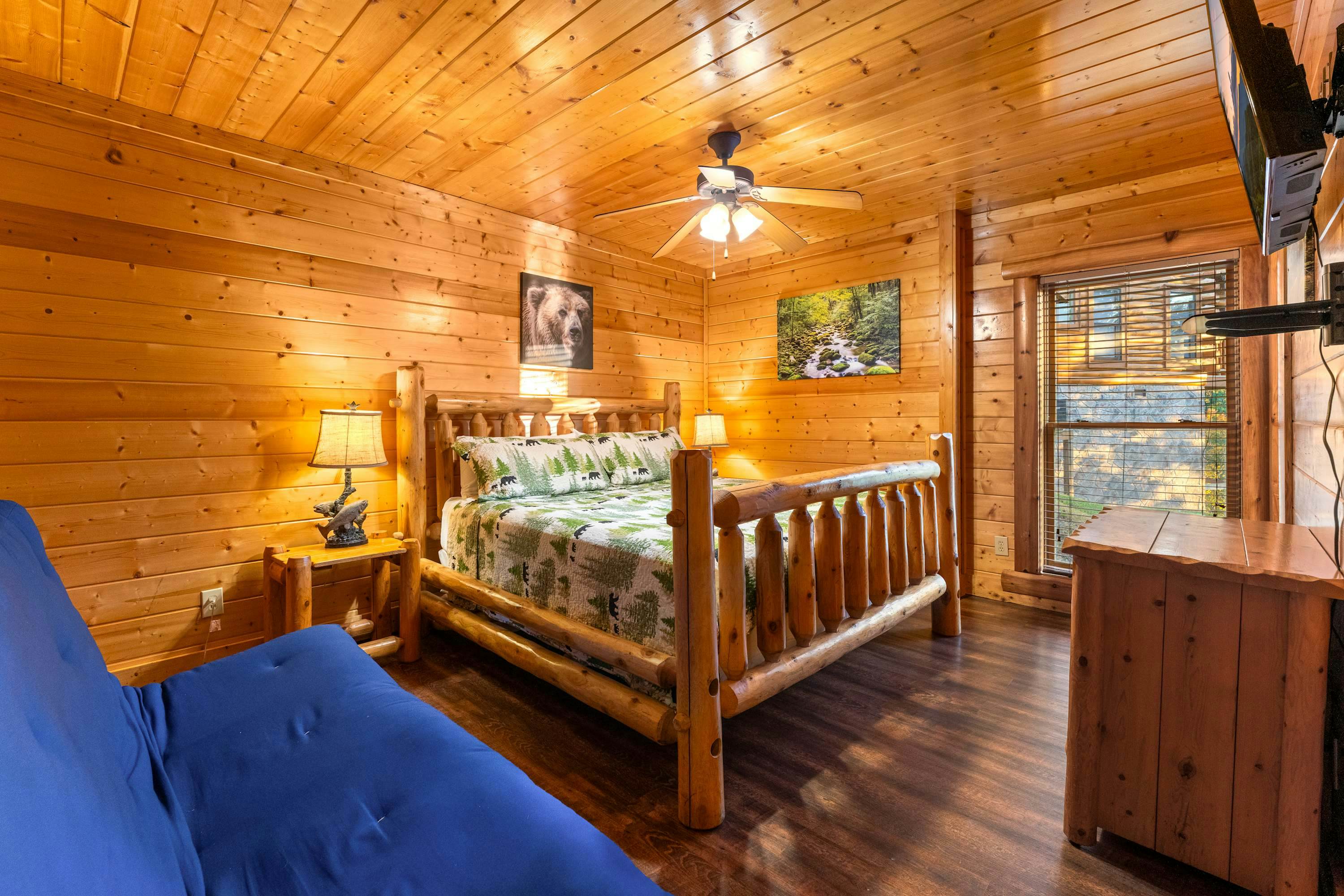 Lodge Sleeps 60 people, with Two Hot Tubs, Game Room & Shared Pool - Free Attraction Tickets